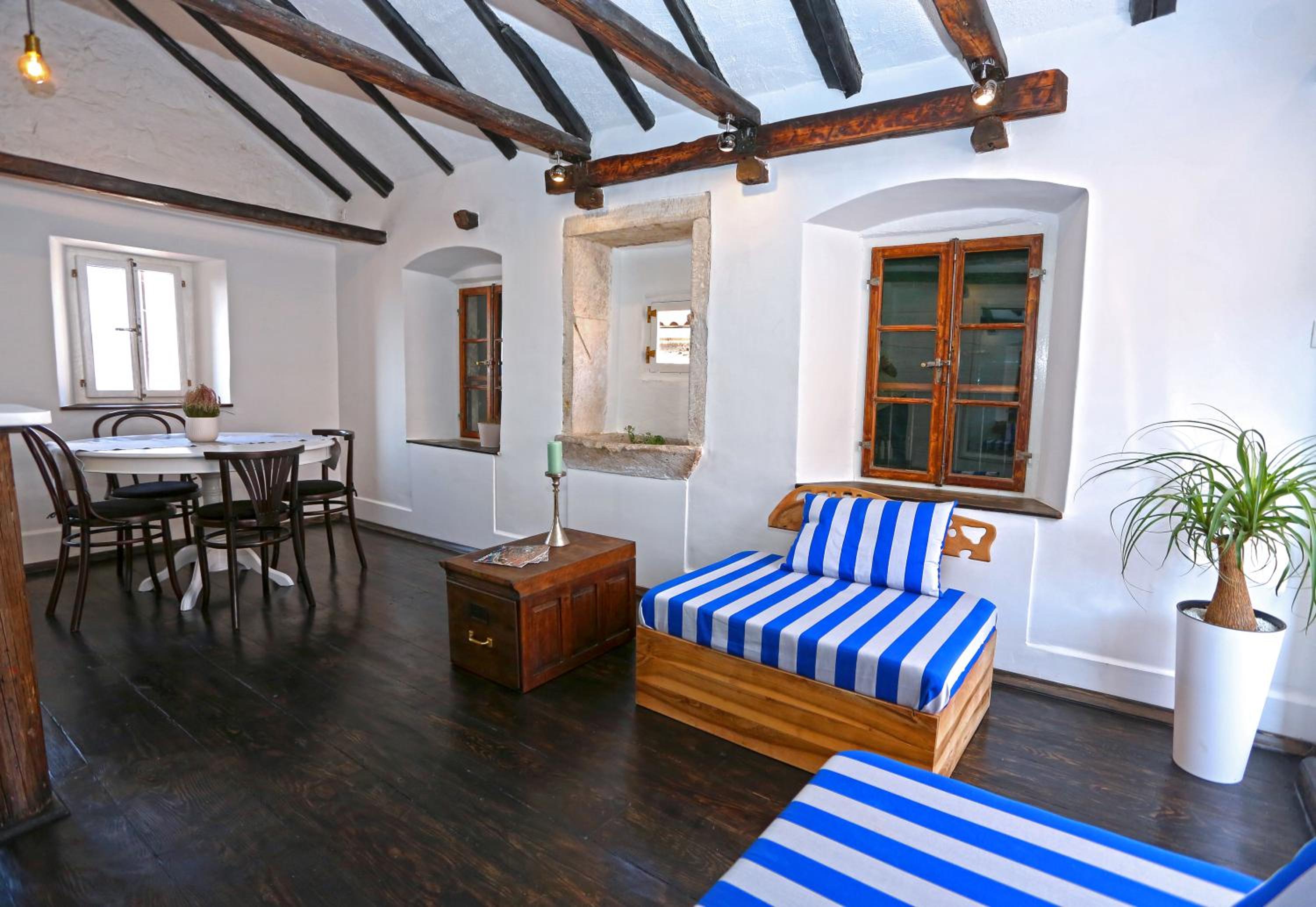 Apartment with Balcony and Sea View - Photo 2
