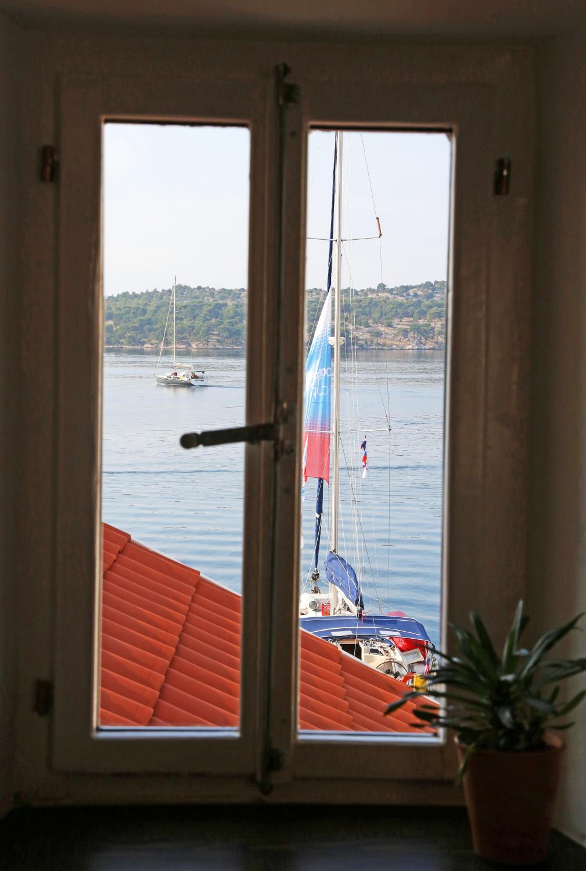 Apartment with Balcony and Sea View - Photo 6