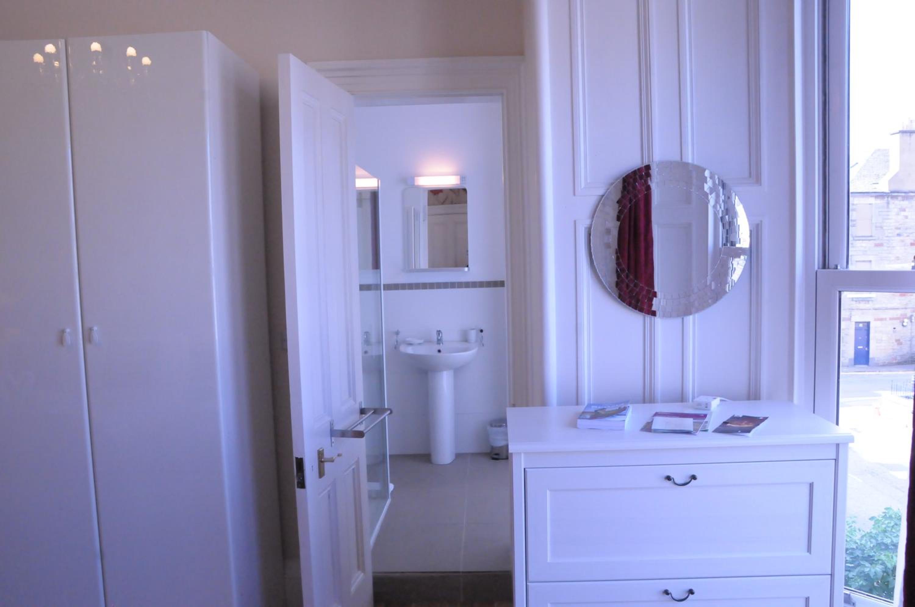 Quadruple Room thumbnail 6