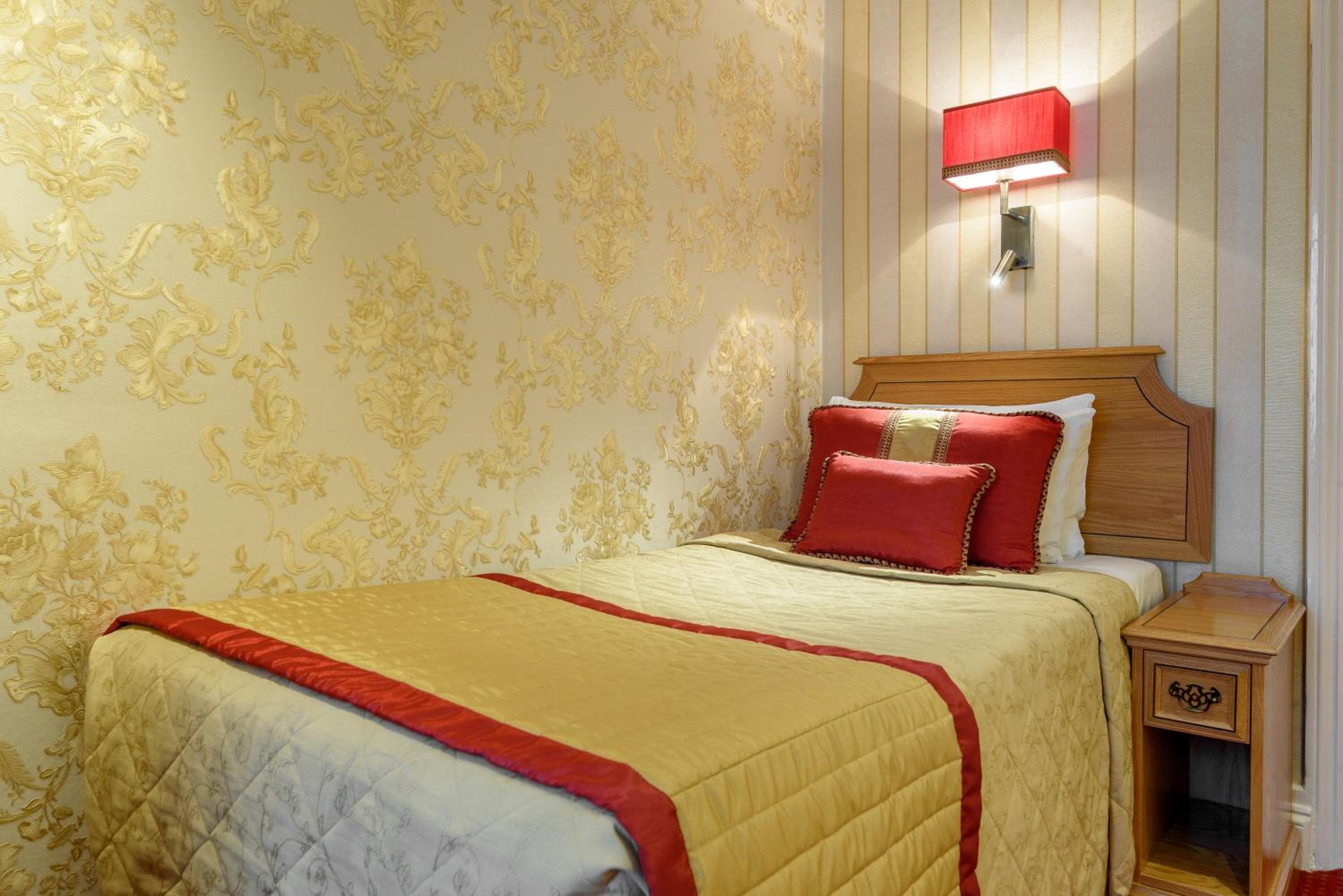 Economy Single Room with Shared Bathroom photo 2