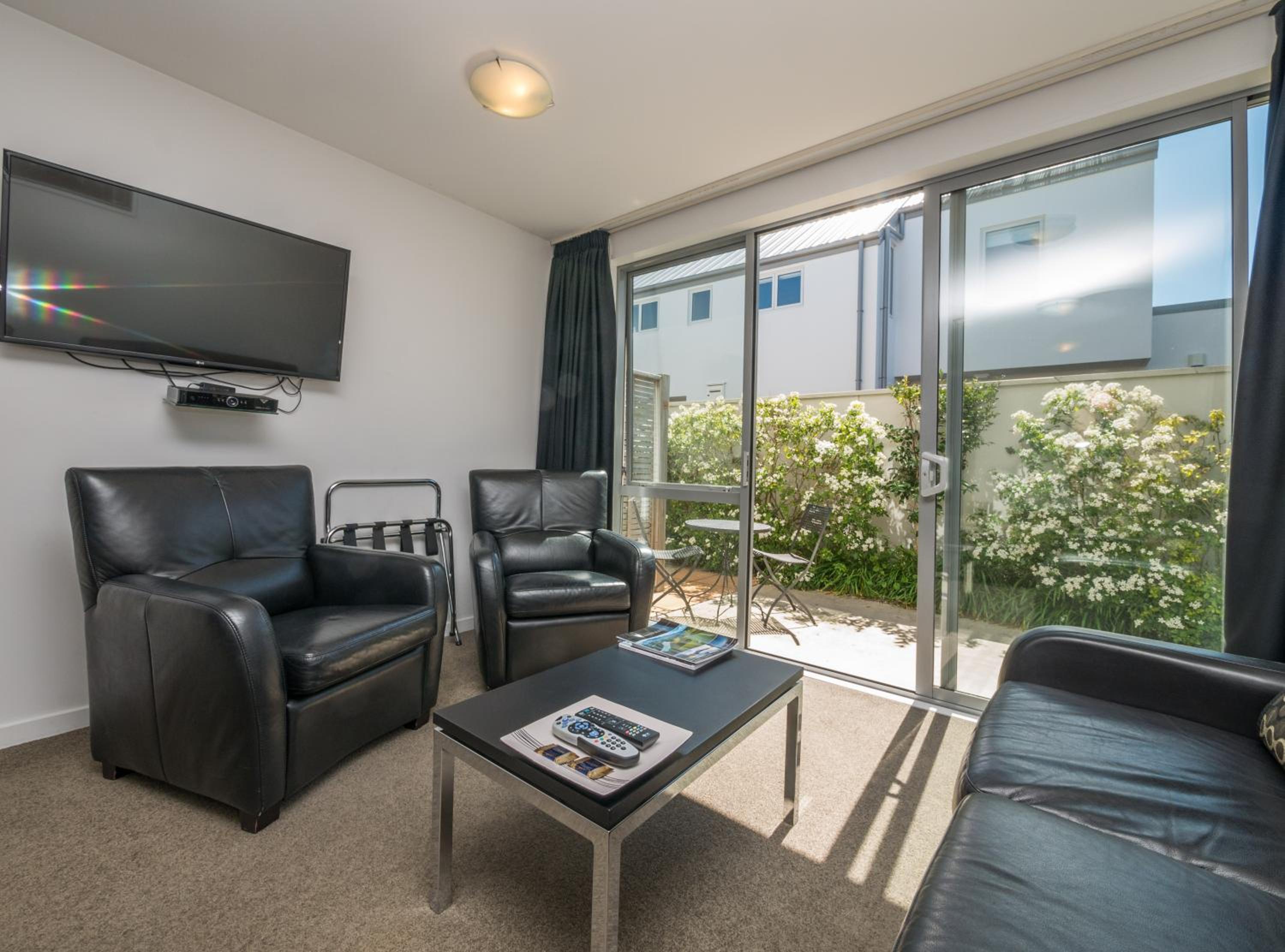 Superior One-Bedroom Suite with Spa Bath photo 2