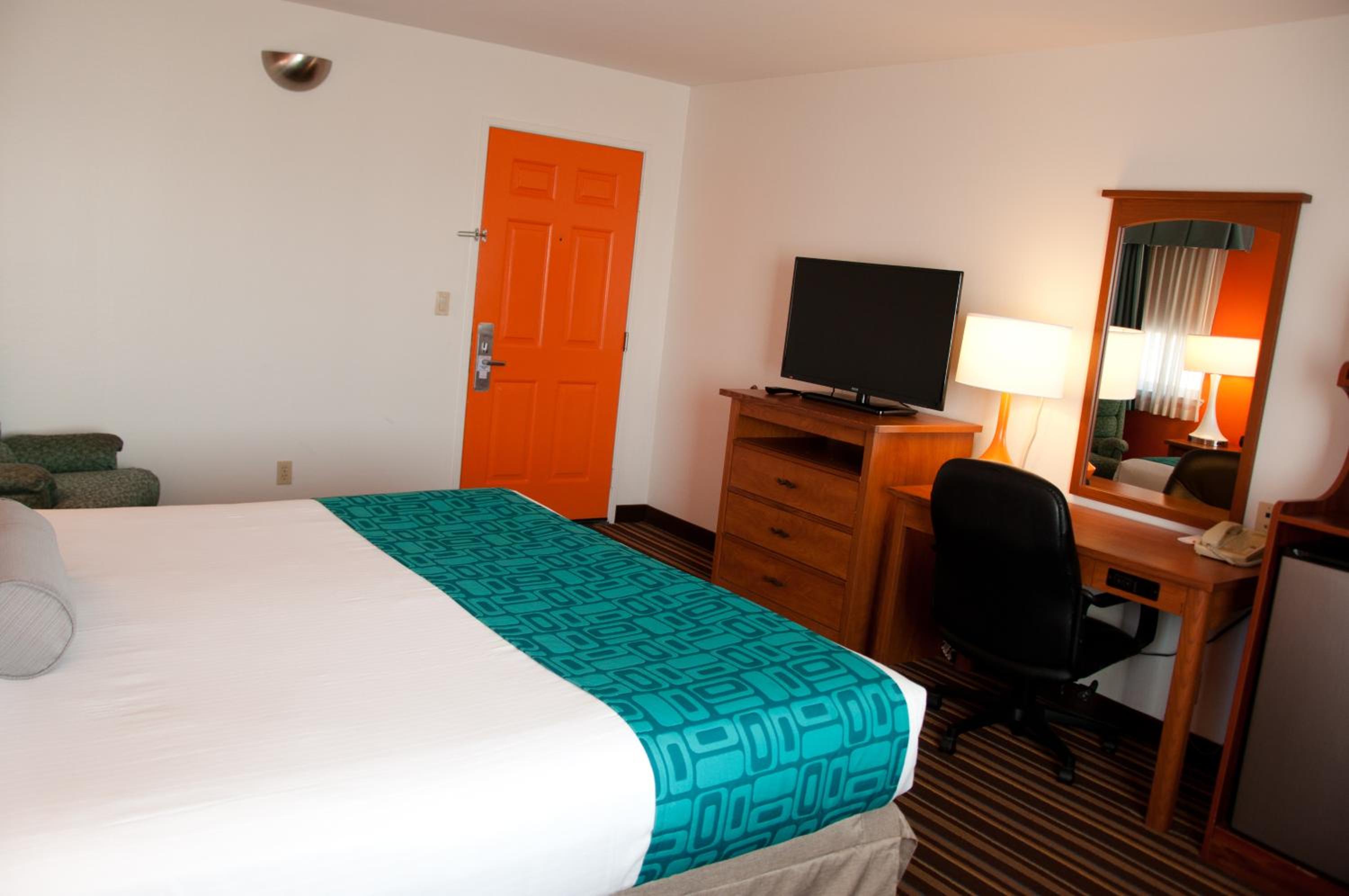King Room - Non-Smoking - Photo 6