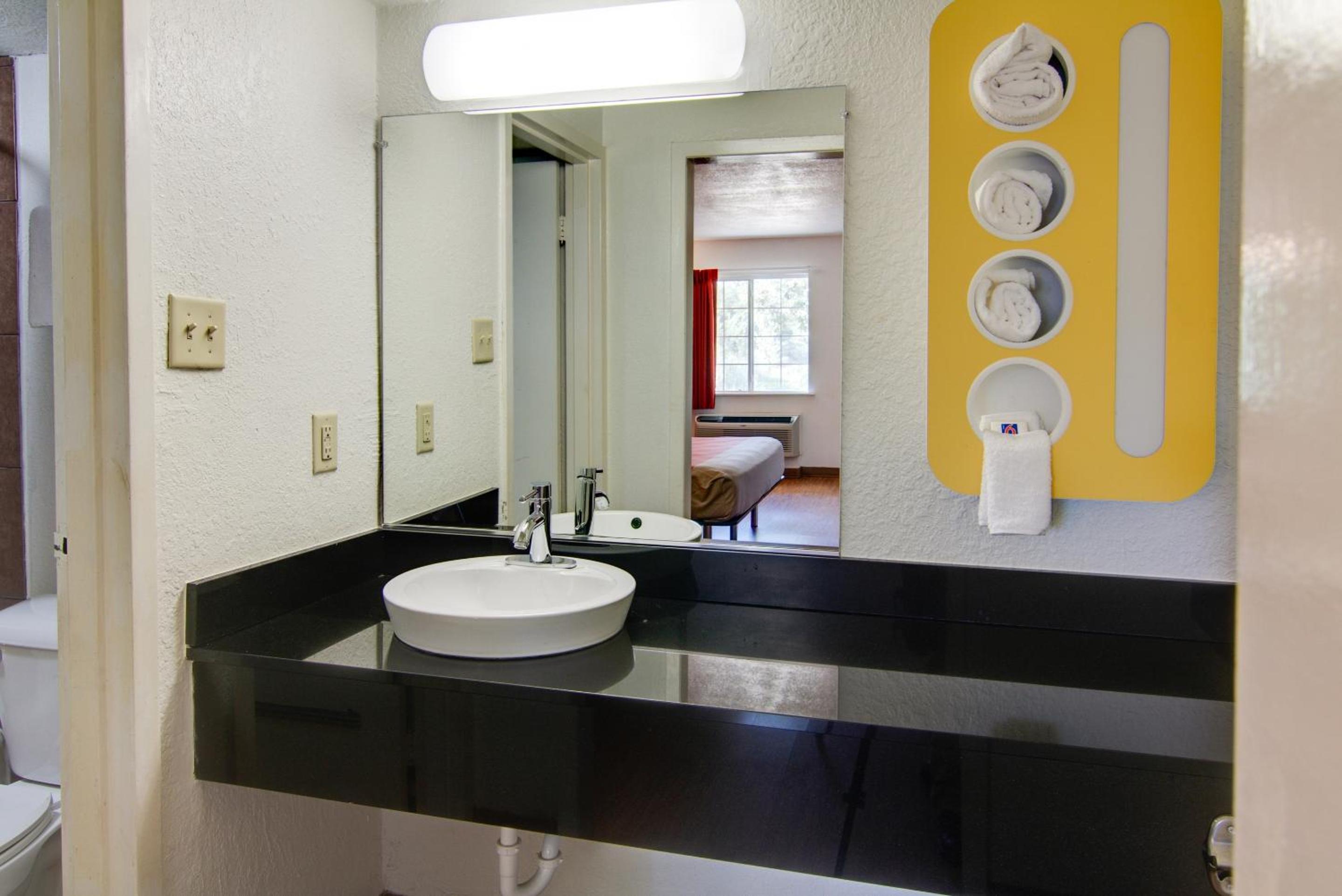 King Room - Non-Smoking - Photo 12