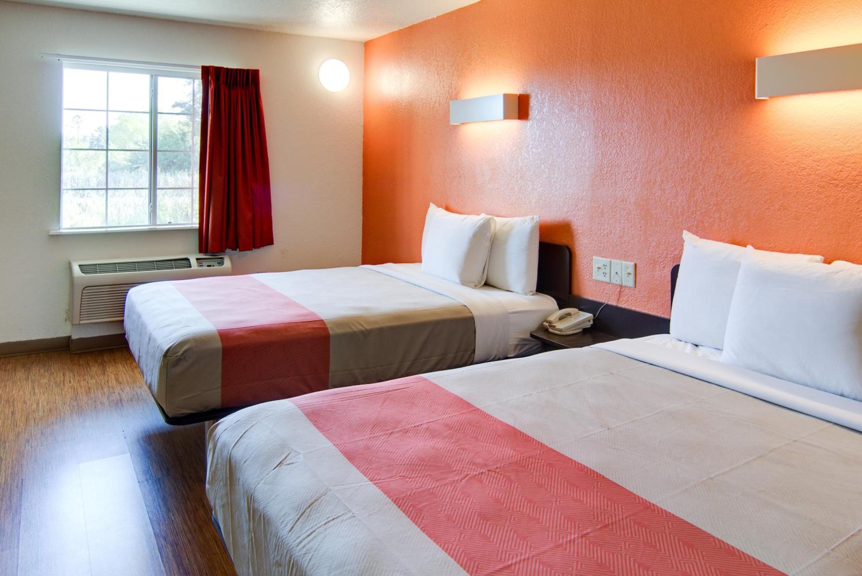Queen Room with Two Queen Beds - Non-Smoking - Photo 7