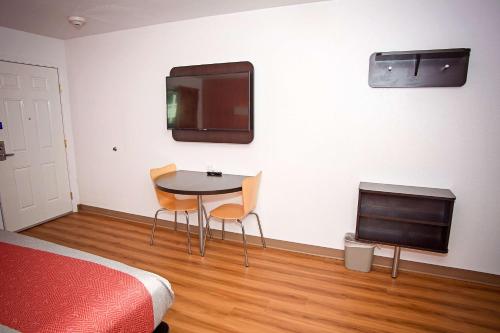 King Room - Non-Smoking photo 2