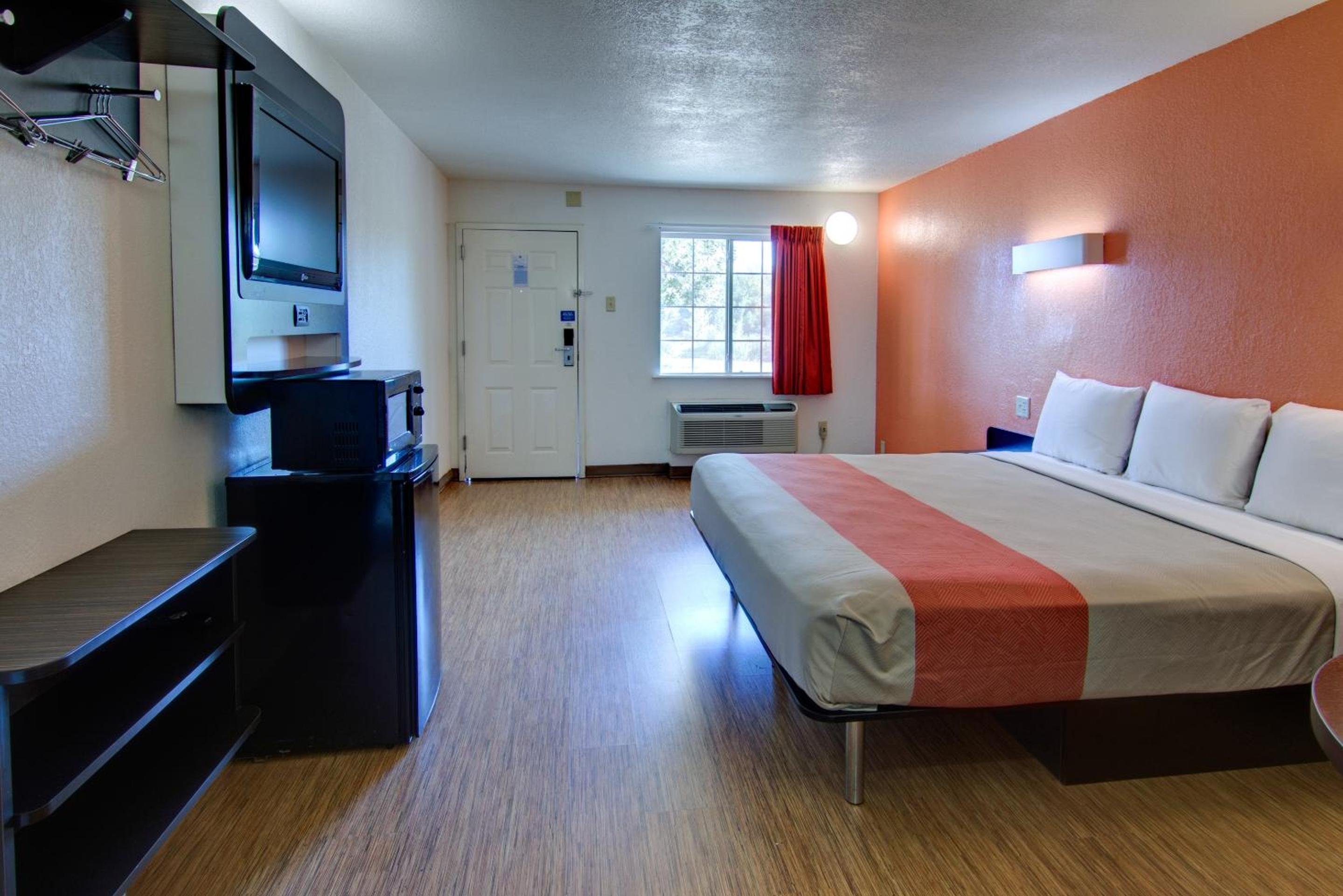 King Room - Non-Smoking - Photo 16