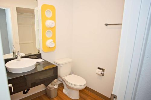 Deluxe Queen Room with Two Queen Beds - Non-Smoking photo 3
