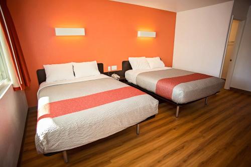 Queen Room with Two Queen Beds - Non-Smoking photo 1