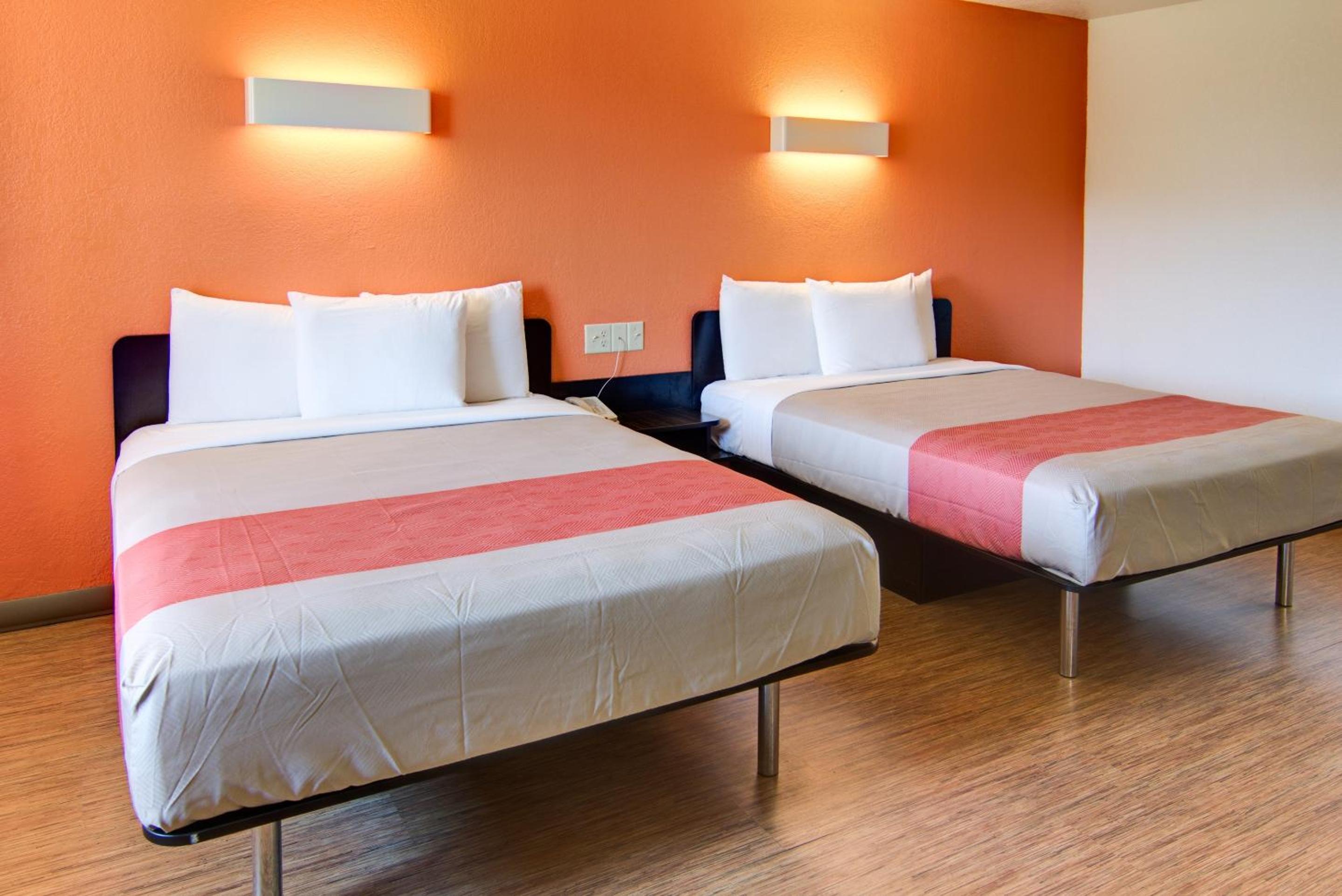 Queen Room with Two Queen Beds - Non-Smoking - Photo 4