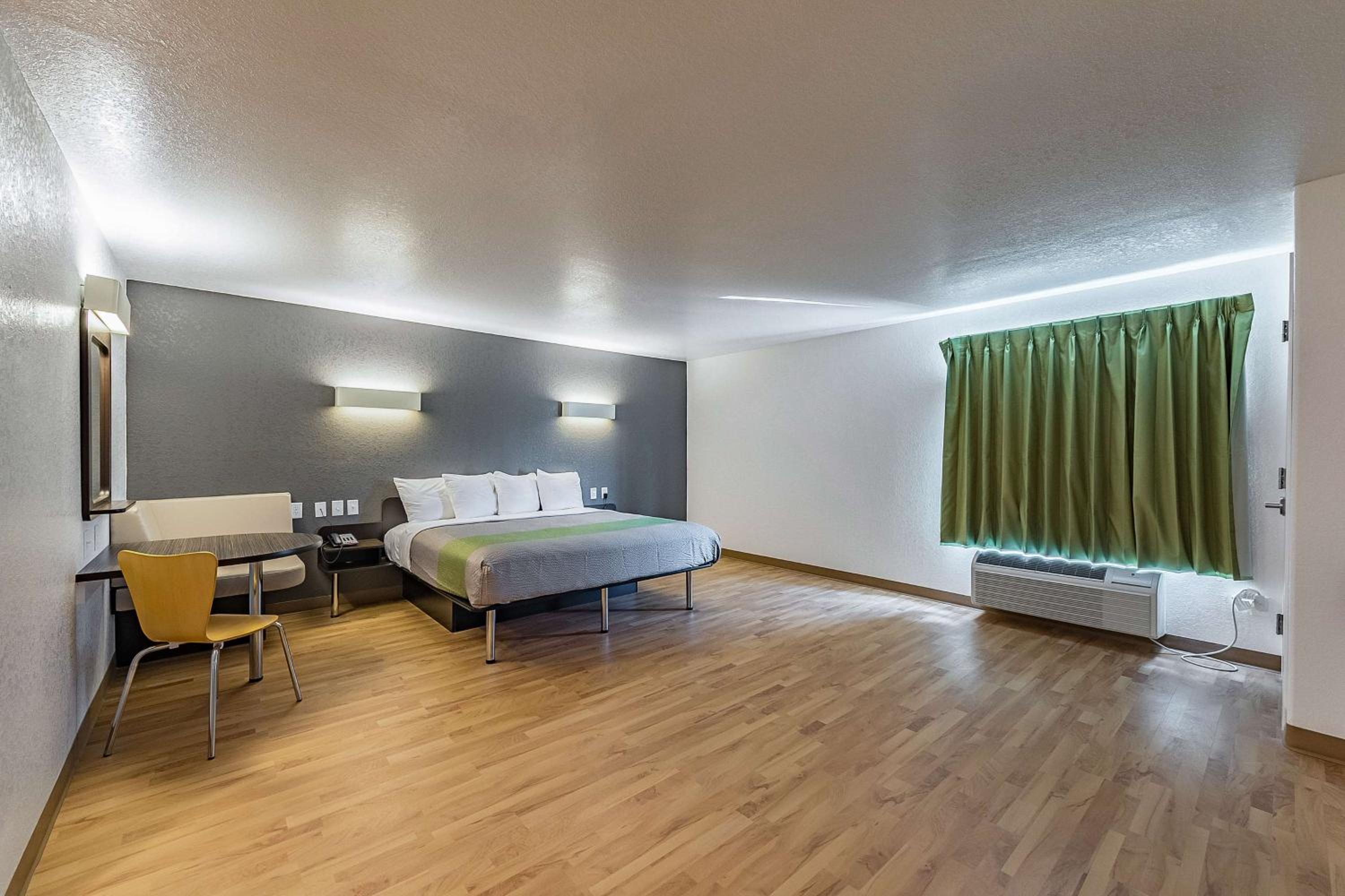 Deluxe King Room - Non-Smoking - Photo 4