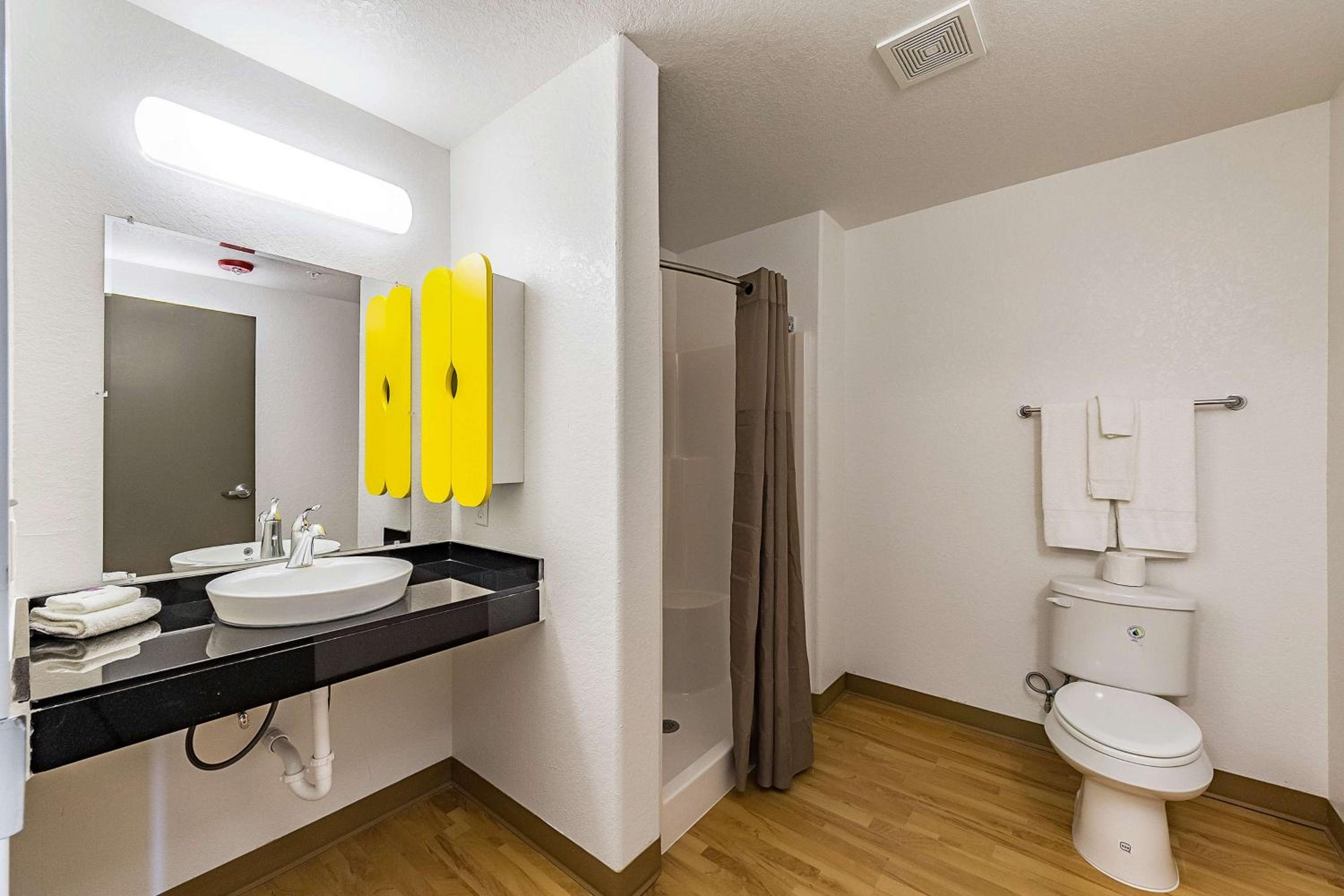 Deluxe King Room - Non-Smoking - Photo 14