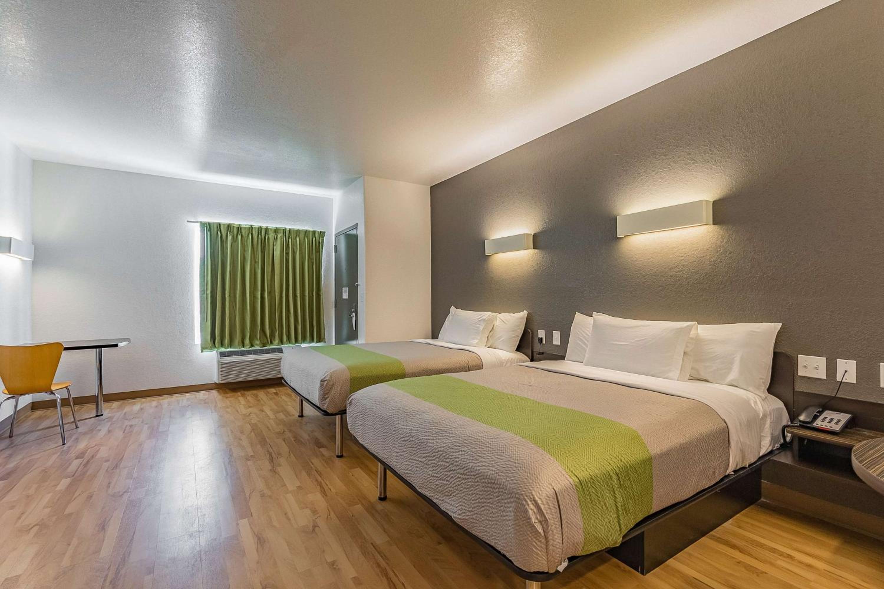 Deluxe Queen Room with Two Queen Beds - Non-Smoking - Photo 7