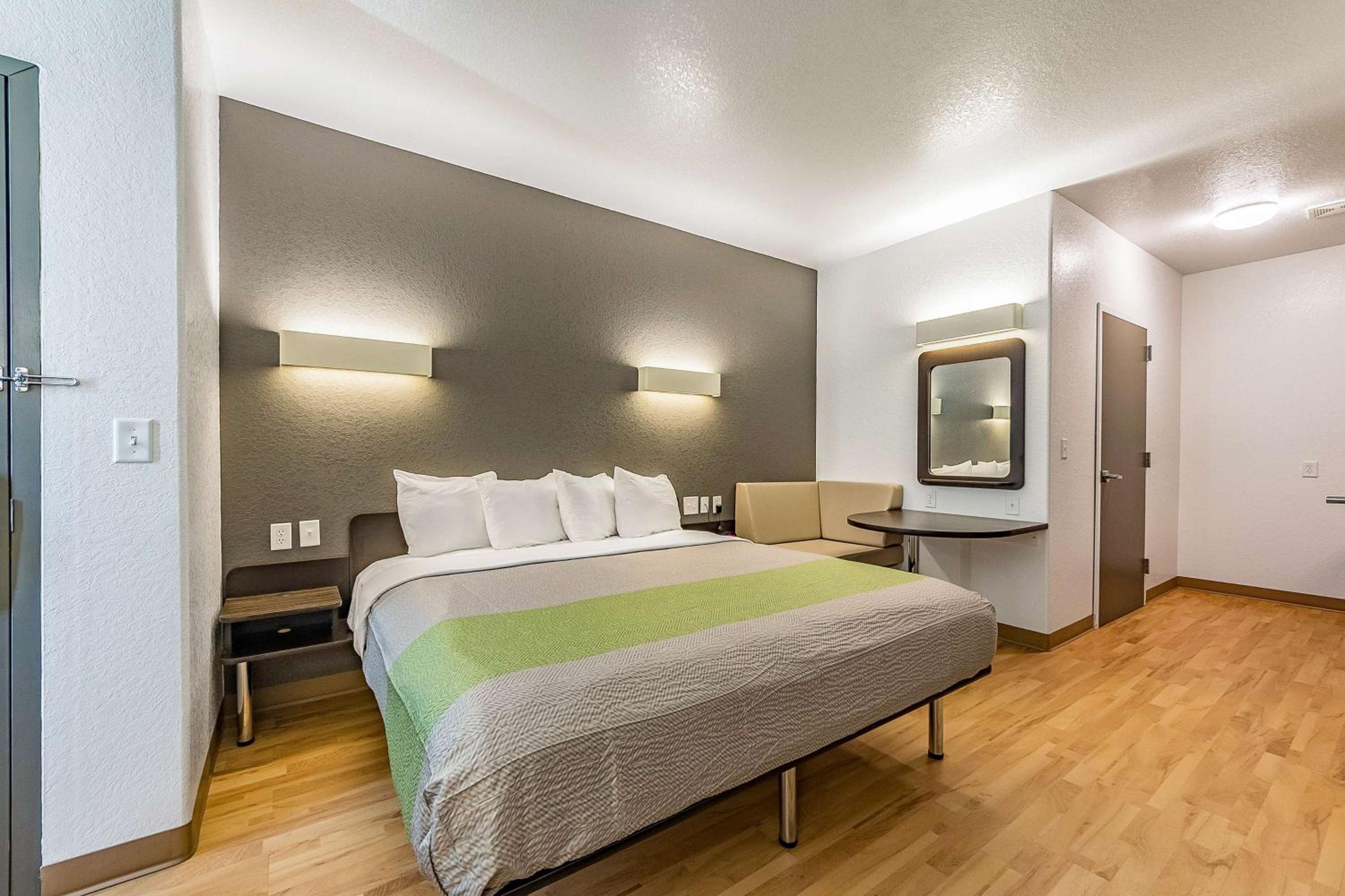 Deluxe King Room - Non-Smoking - Photo 7