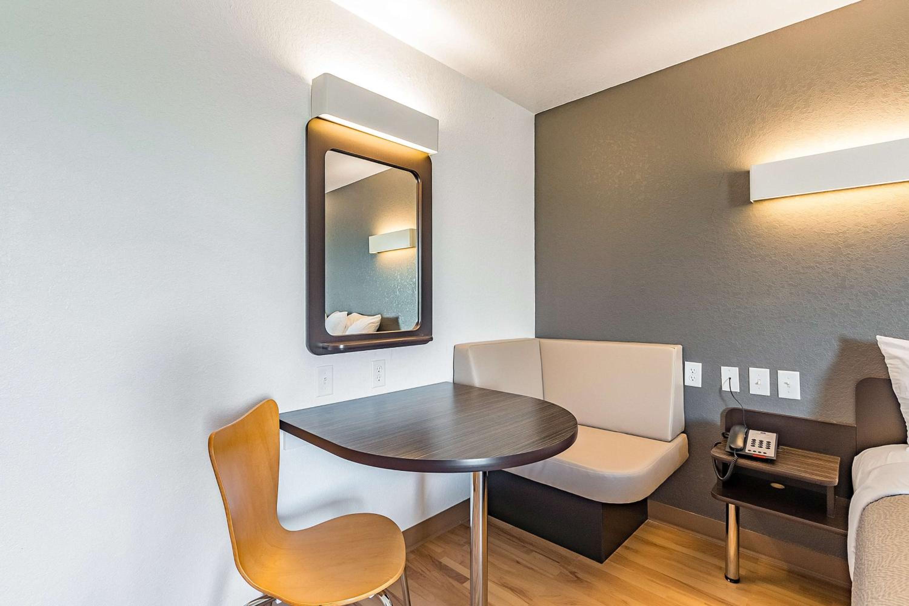 Deluxe King Room - Non-Smoking - Photo 1