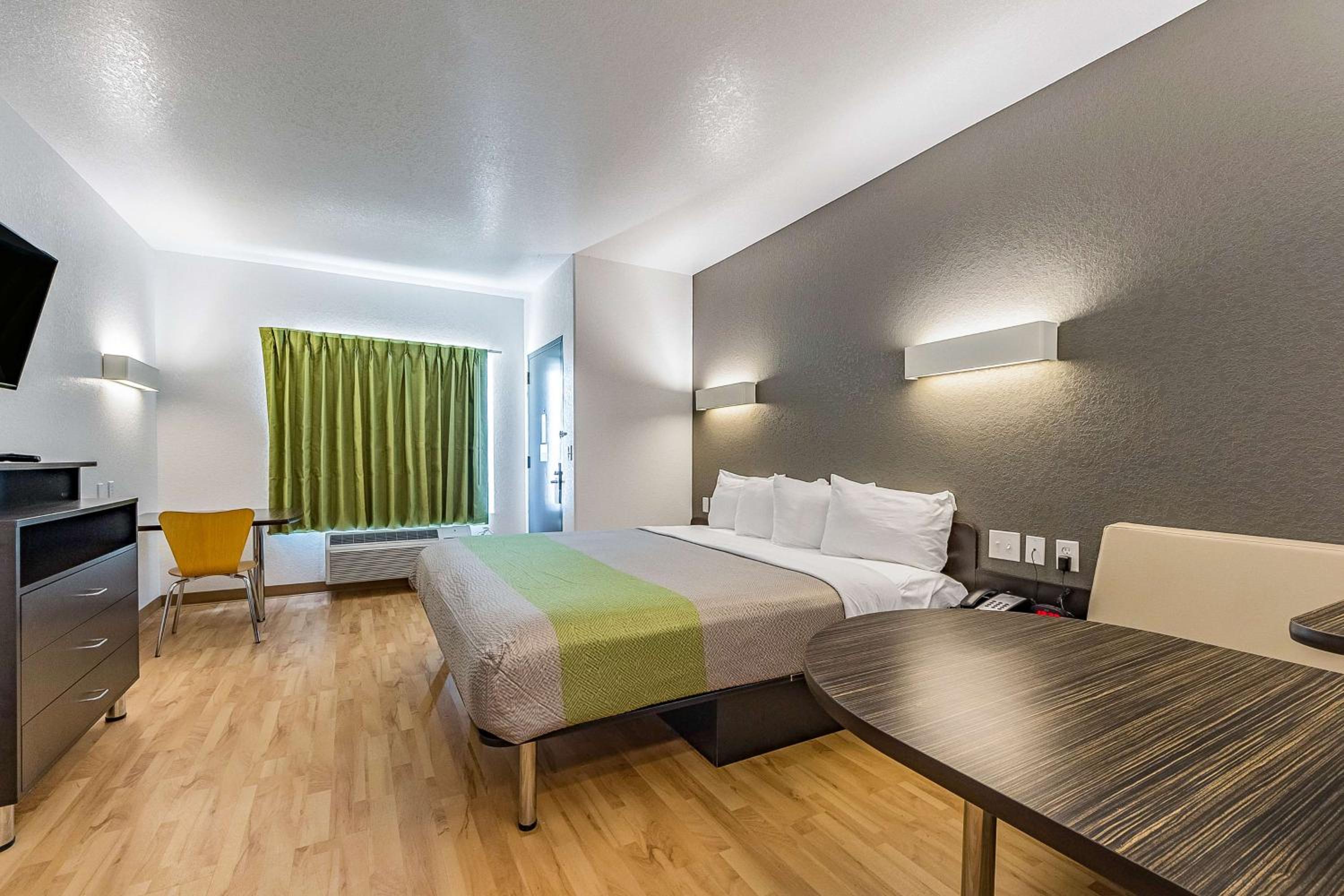 Deluxe King Room - Non-Smoking - Photo 6
