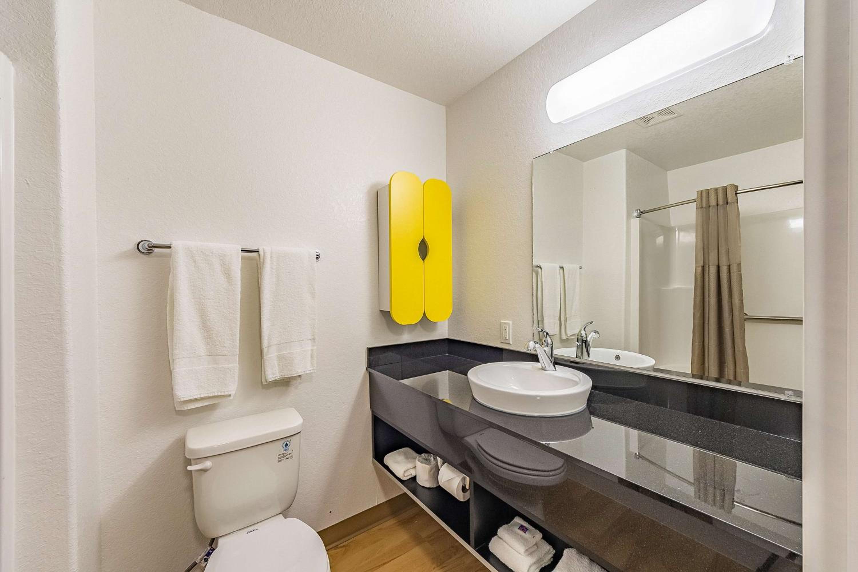 Deluxe King Room - Non-Smoking - Photo 13