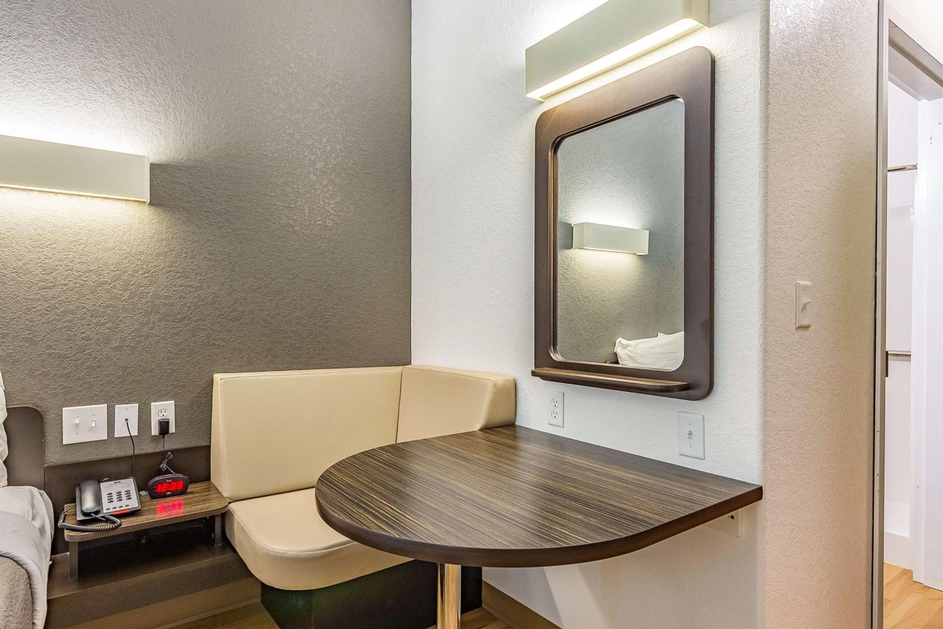 Deluxe King Room - Non-Smoking - Photo 5