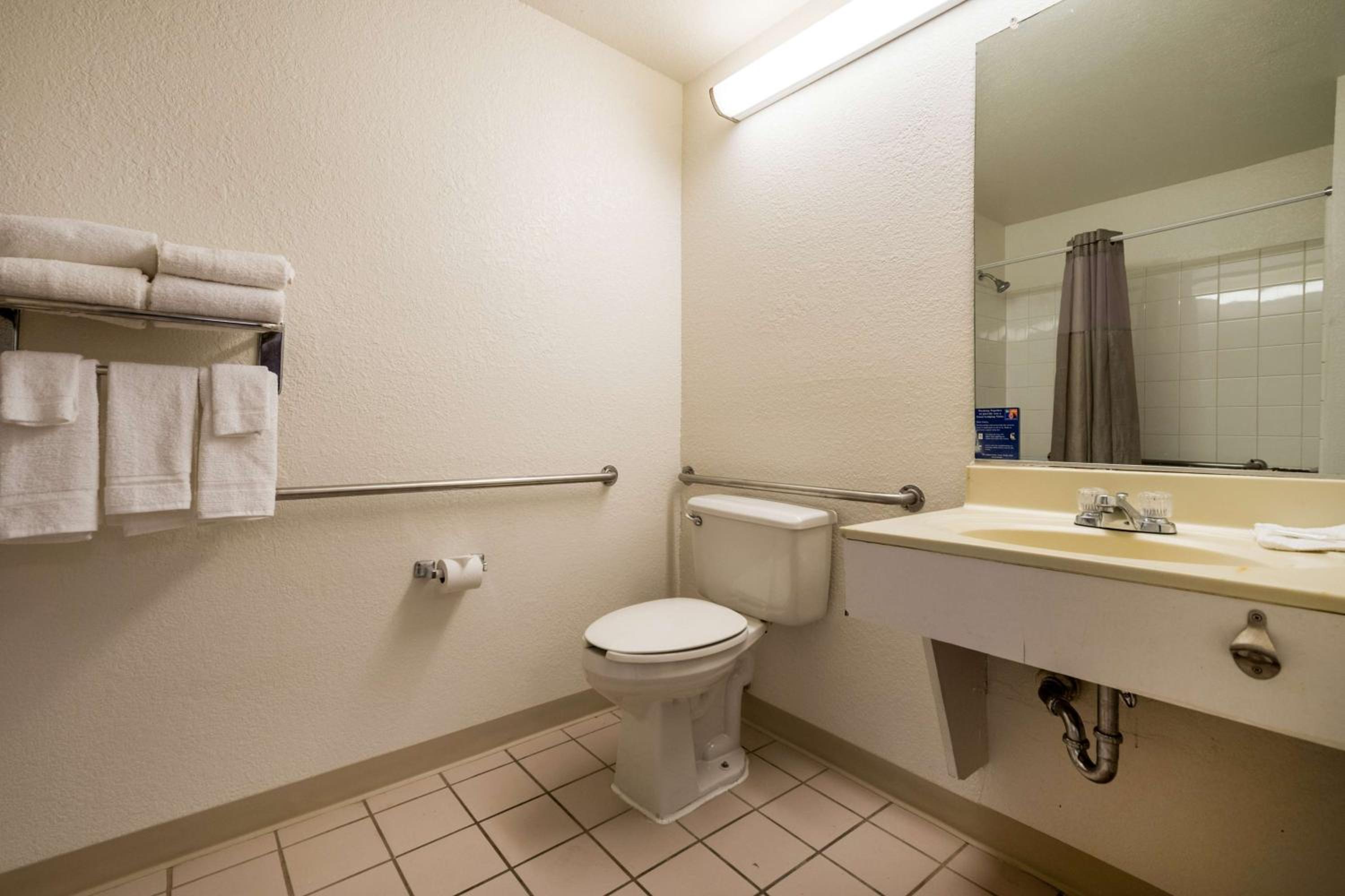 Queen Room - Non-Smoking photo 2