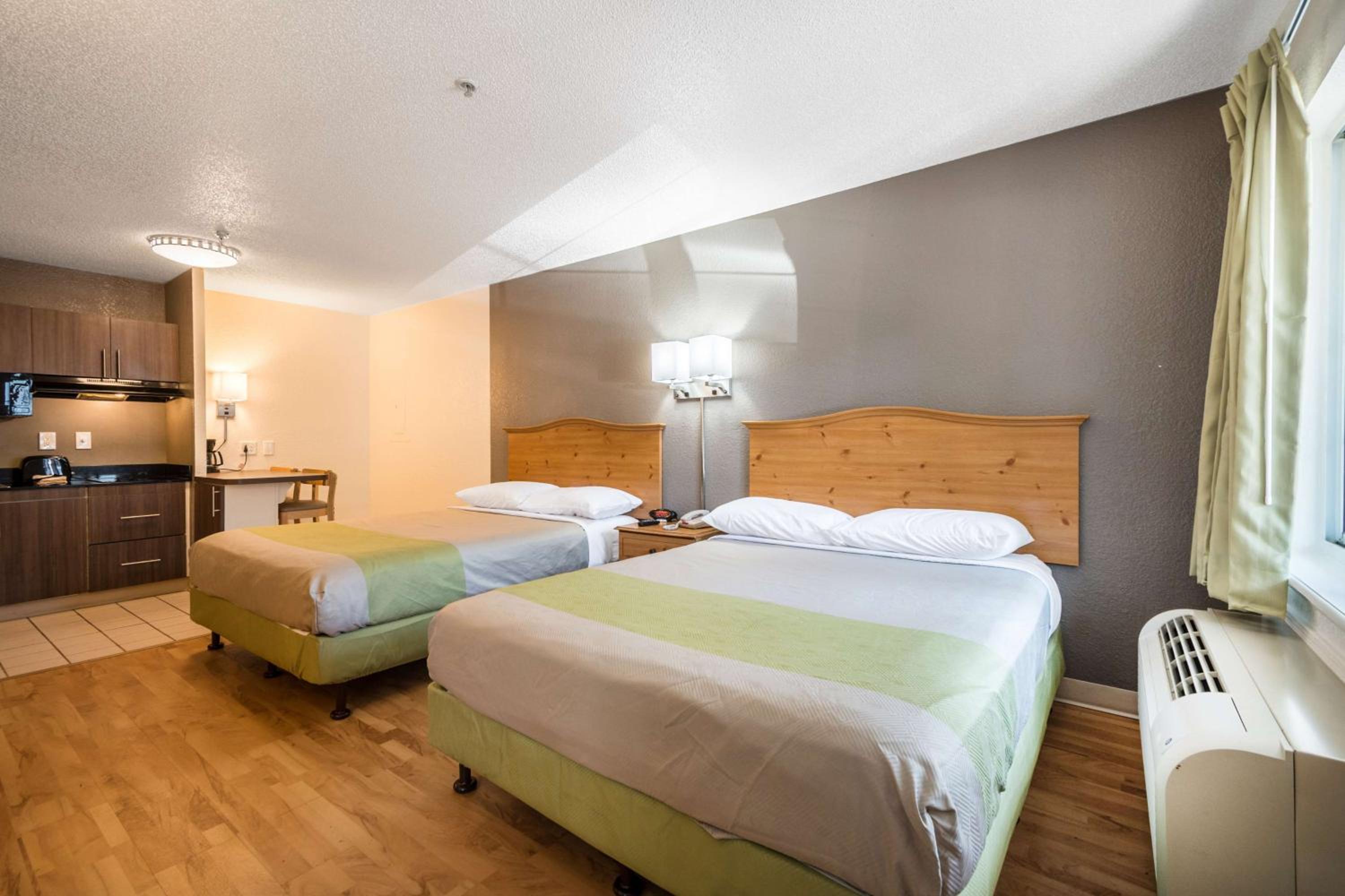 Queen Room with Two Queen Beds - Smoking photo 3