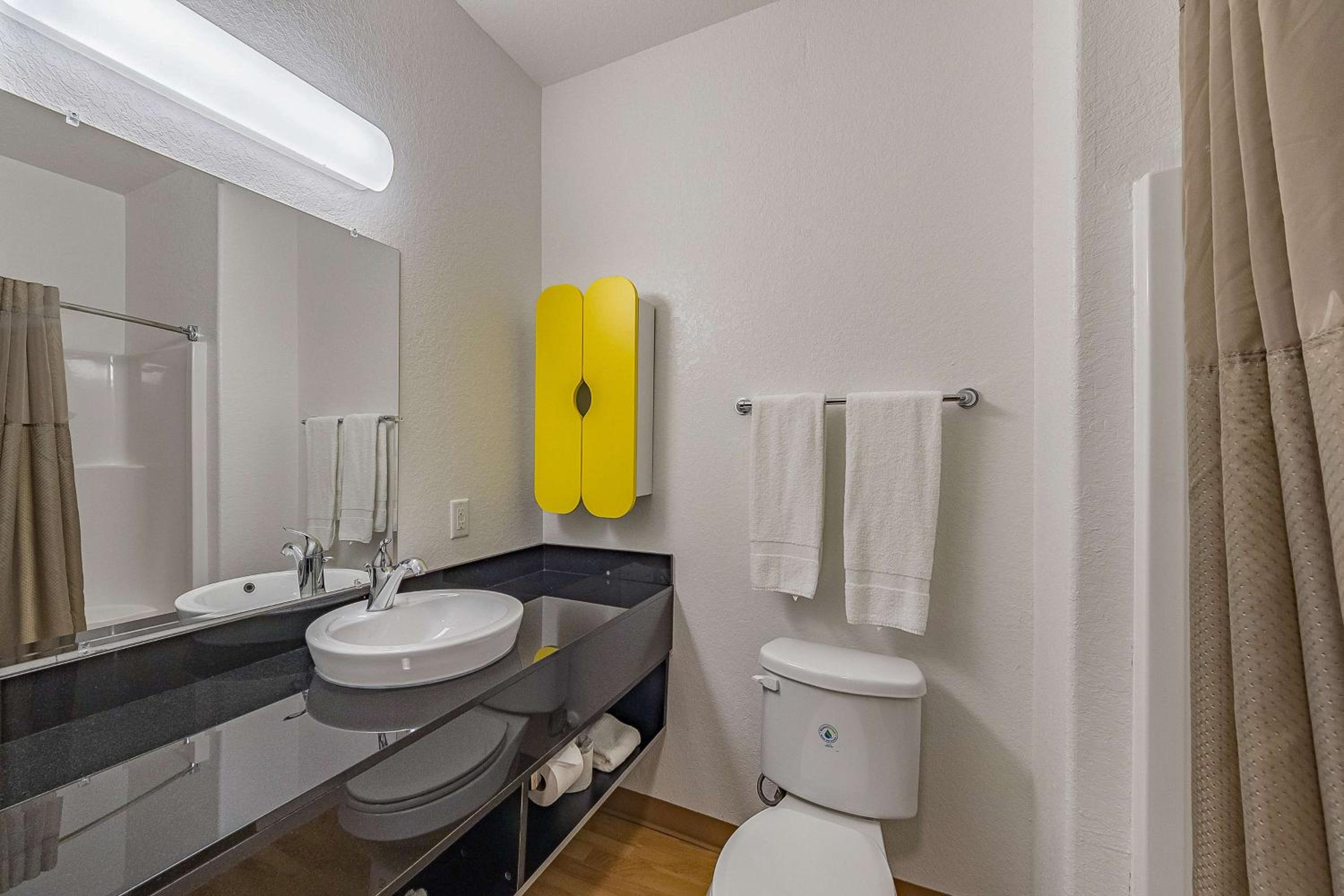 Deluxe King Room - Non-Smoking - Photo 2
