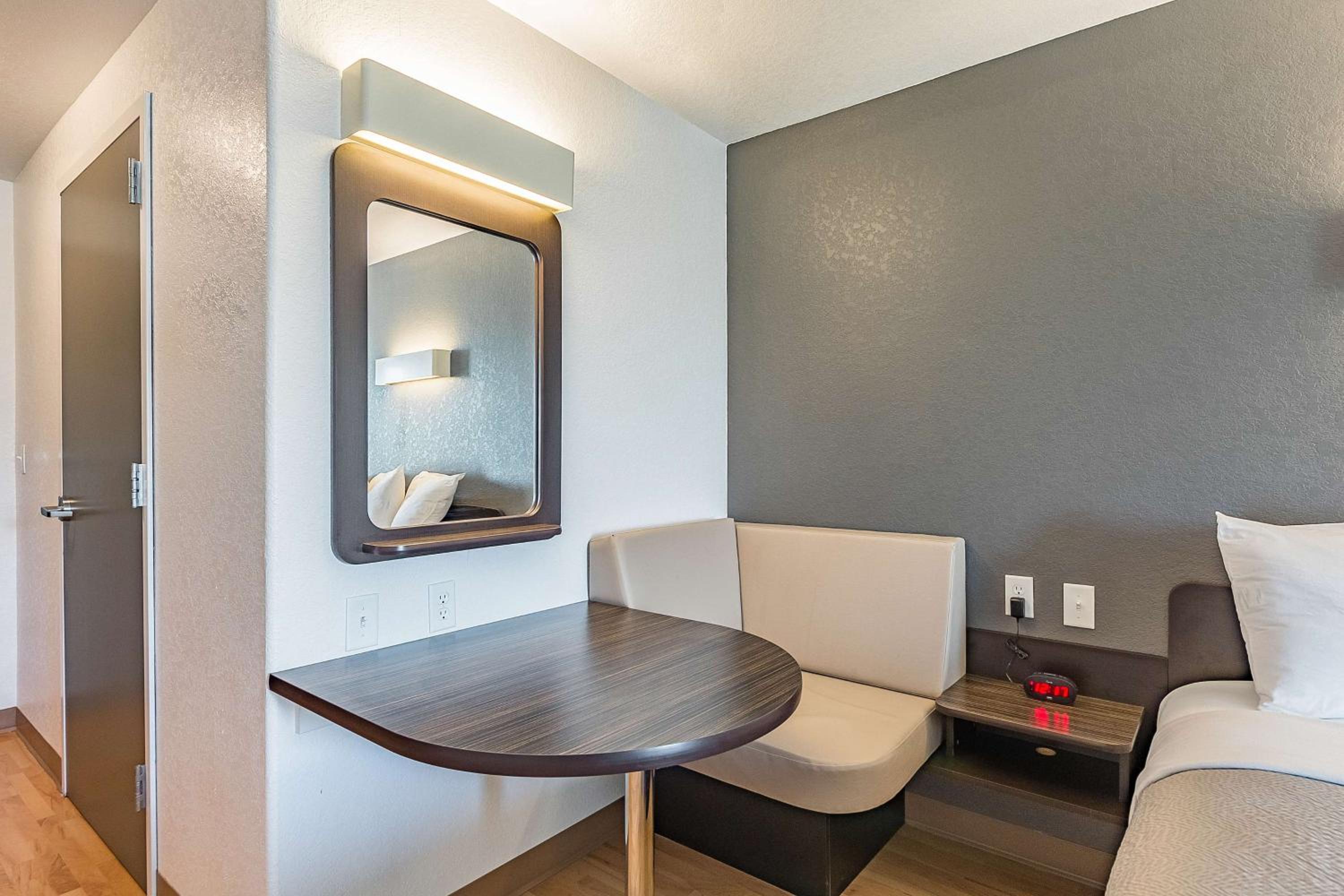 Deluxe Queen Room with Two Queen Beds - Non-Smoking - Photo 1
