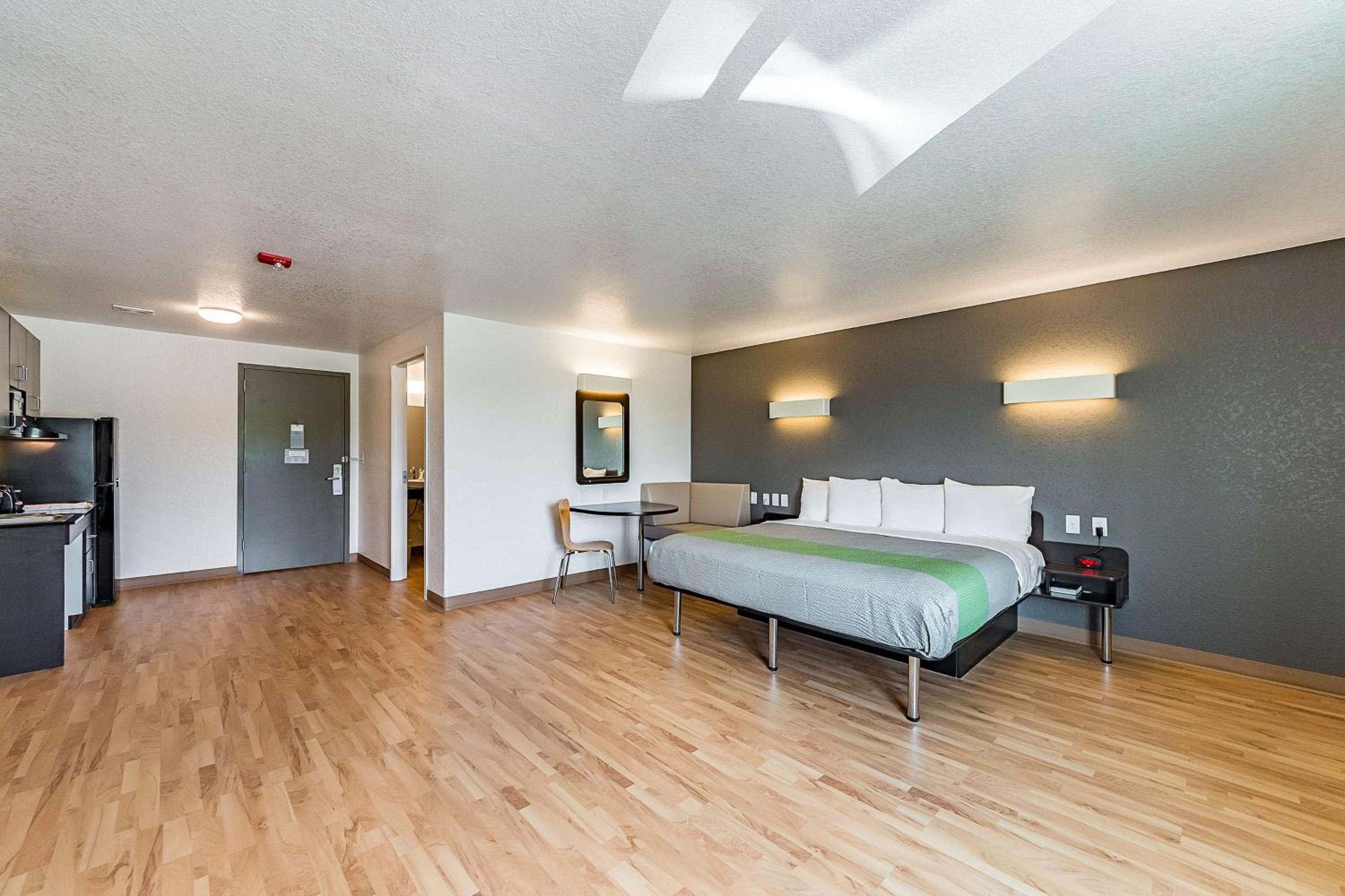 Deluxe King Room - Non-Smoking - Photo 3