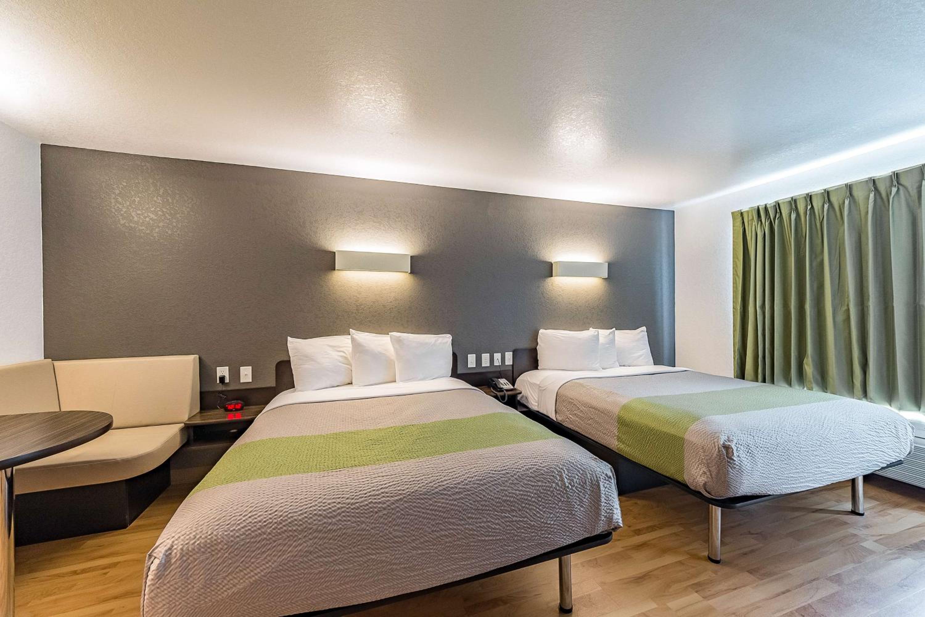 Deluxe Queen Room with Two Queen Beds - Non-Smoking - Photo 3