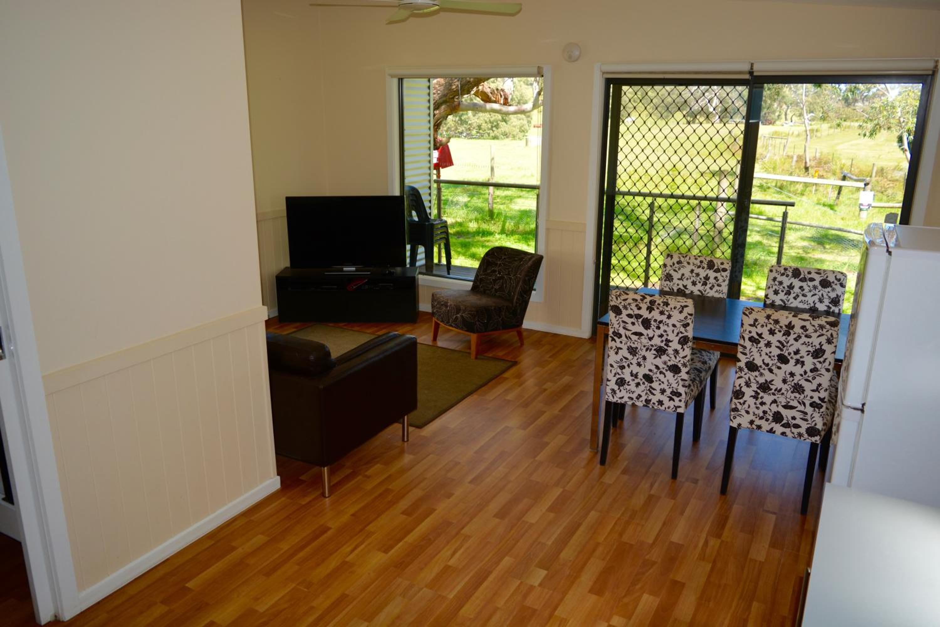 Deluxe Family Two-Bedroom Cabin with Private Bathroom photo 1