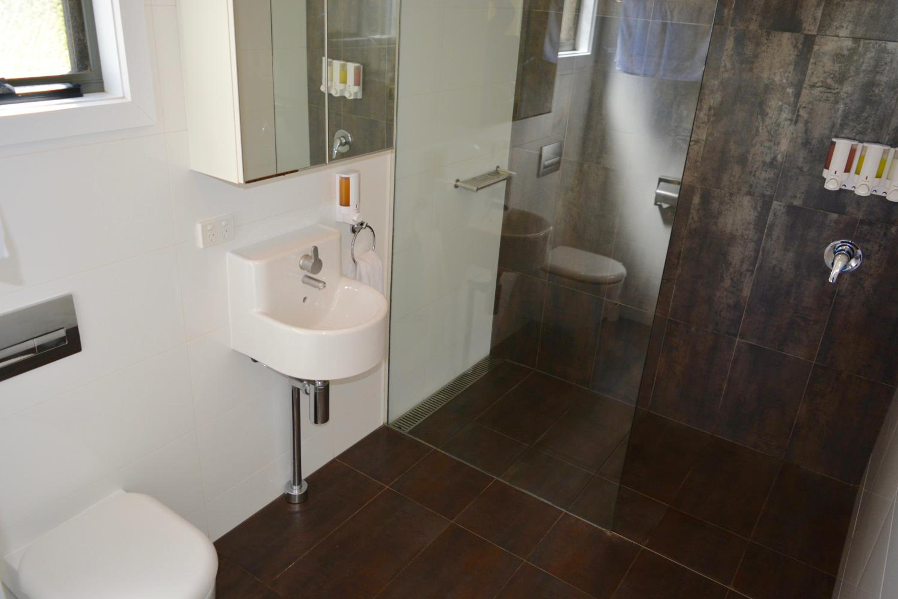 Deluxe Family Two-Bedroom Cabin with Private Bathroom photo 2