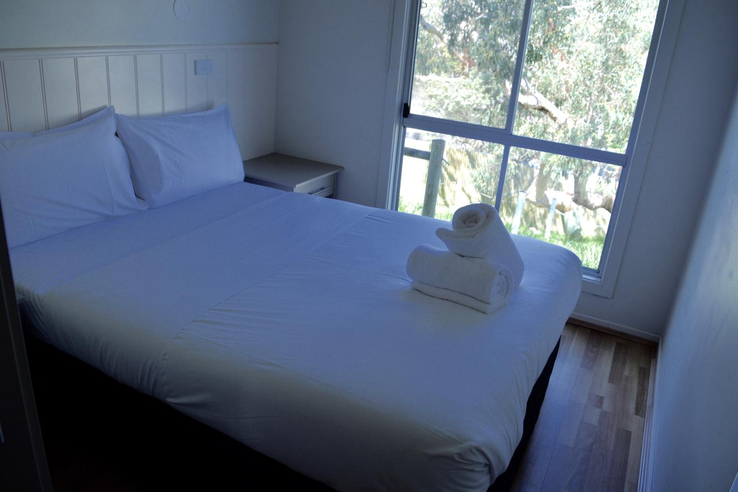 Deluxe Family Three-Bedroom Cabin with Private Bathroom photo 1