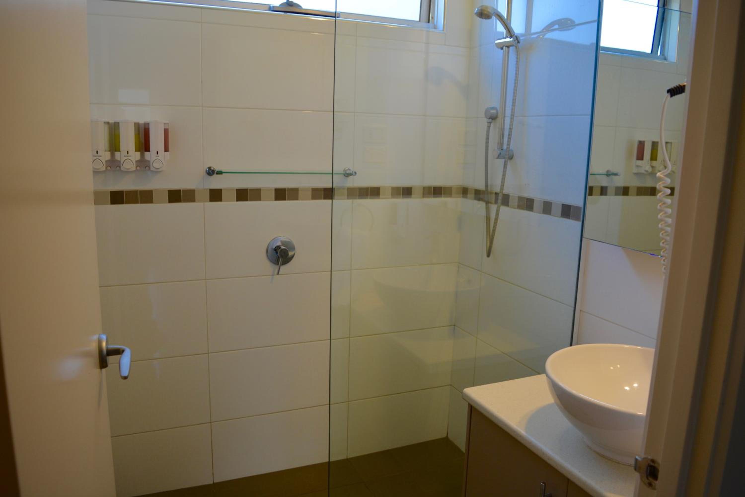 Deluxe Family Three-Bedroom Cabin with Private Bathroom photo 2