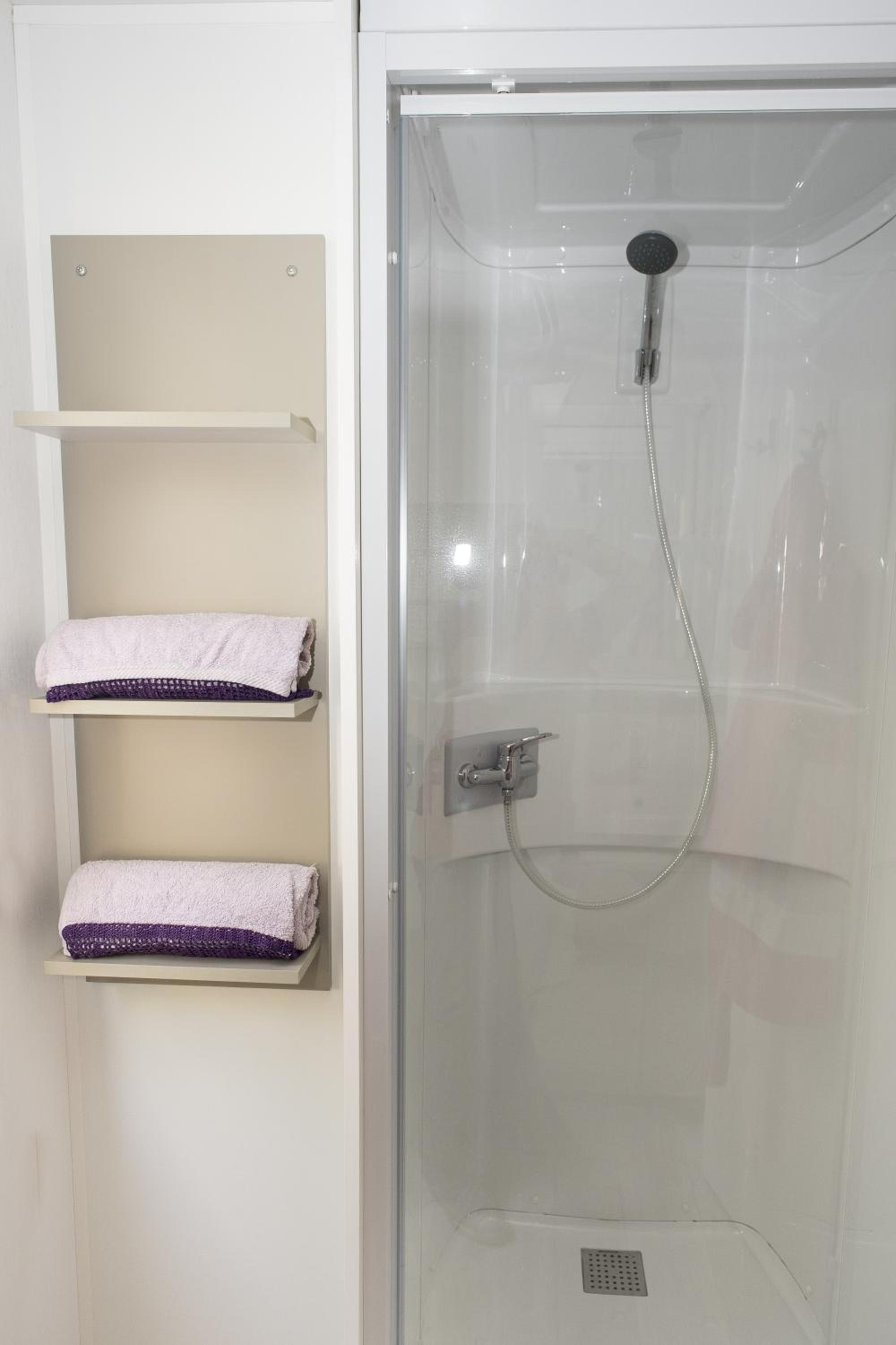 Superior Mobile Home (6 Adults) - Photo 3