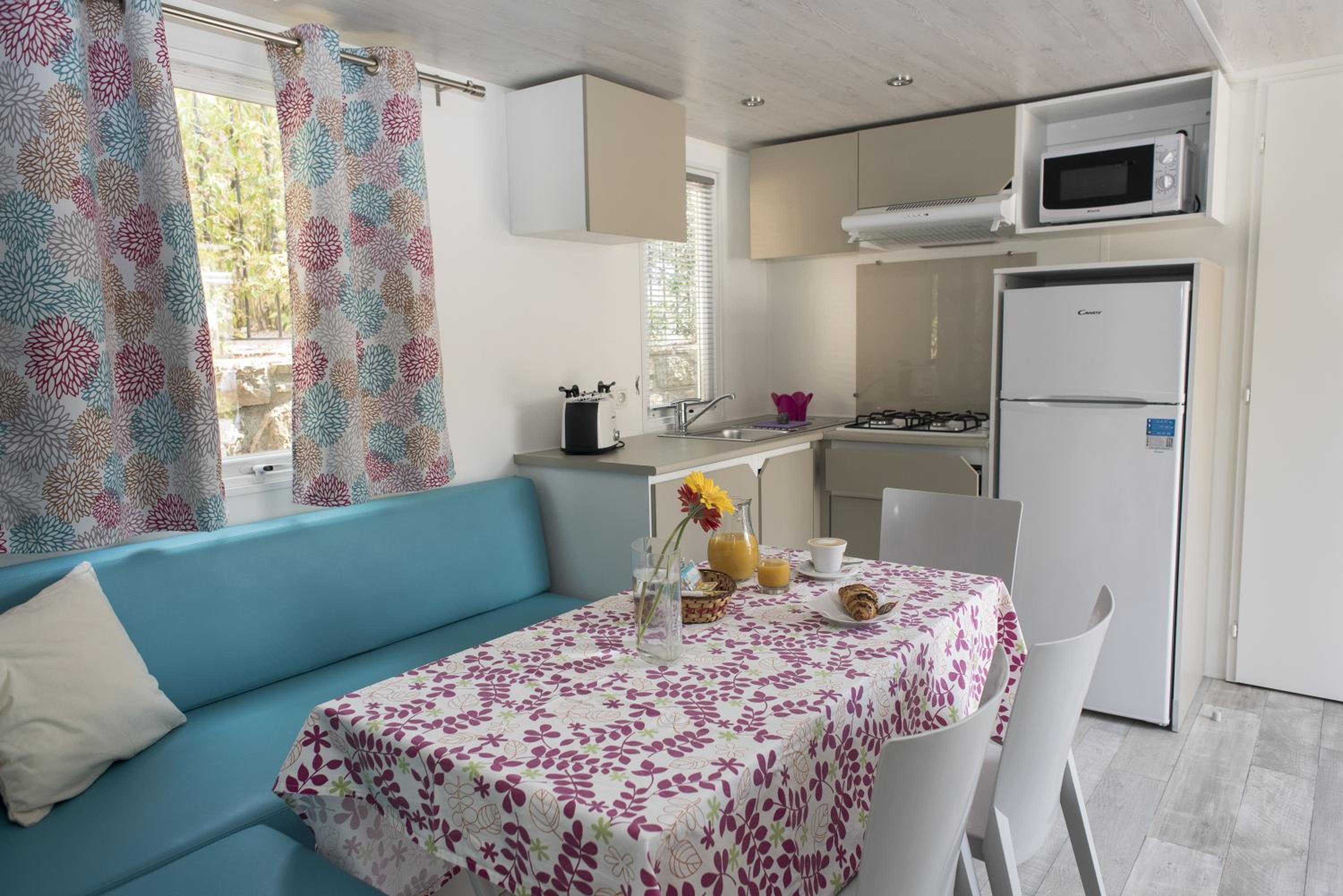 Superior Mobile Home (6 Adults) - Photo 2