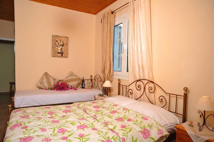 Economy Triple Room with Sea View photo 2