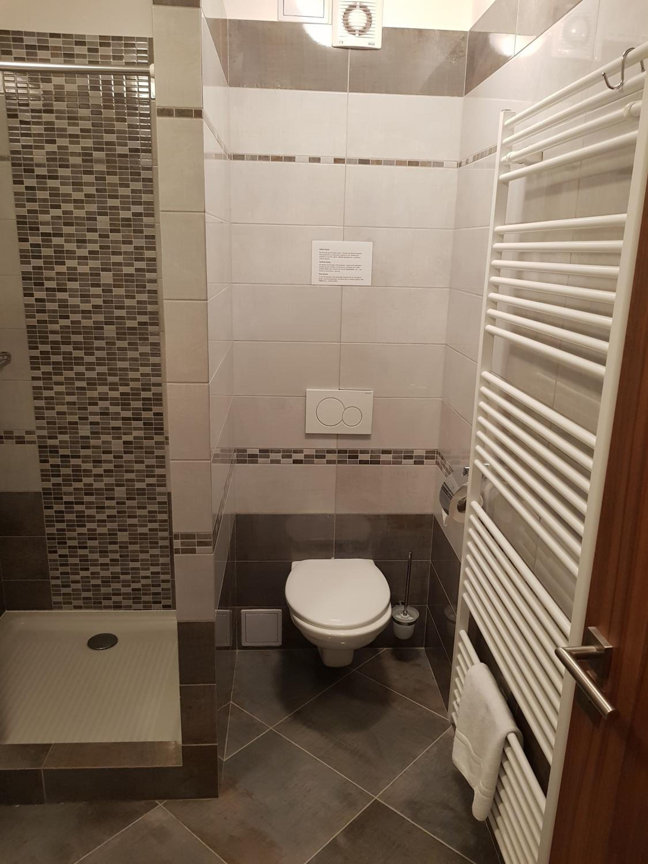 Twin Room with Private Bathroom - Photo 8