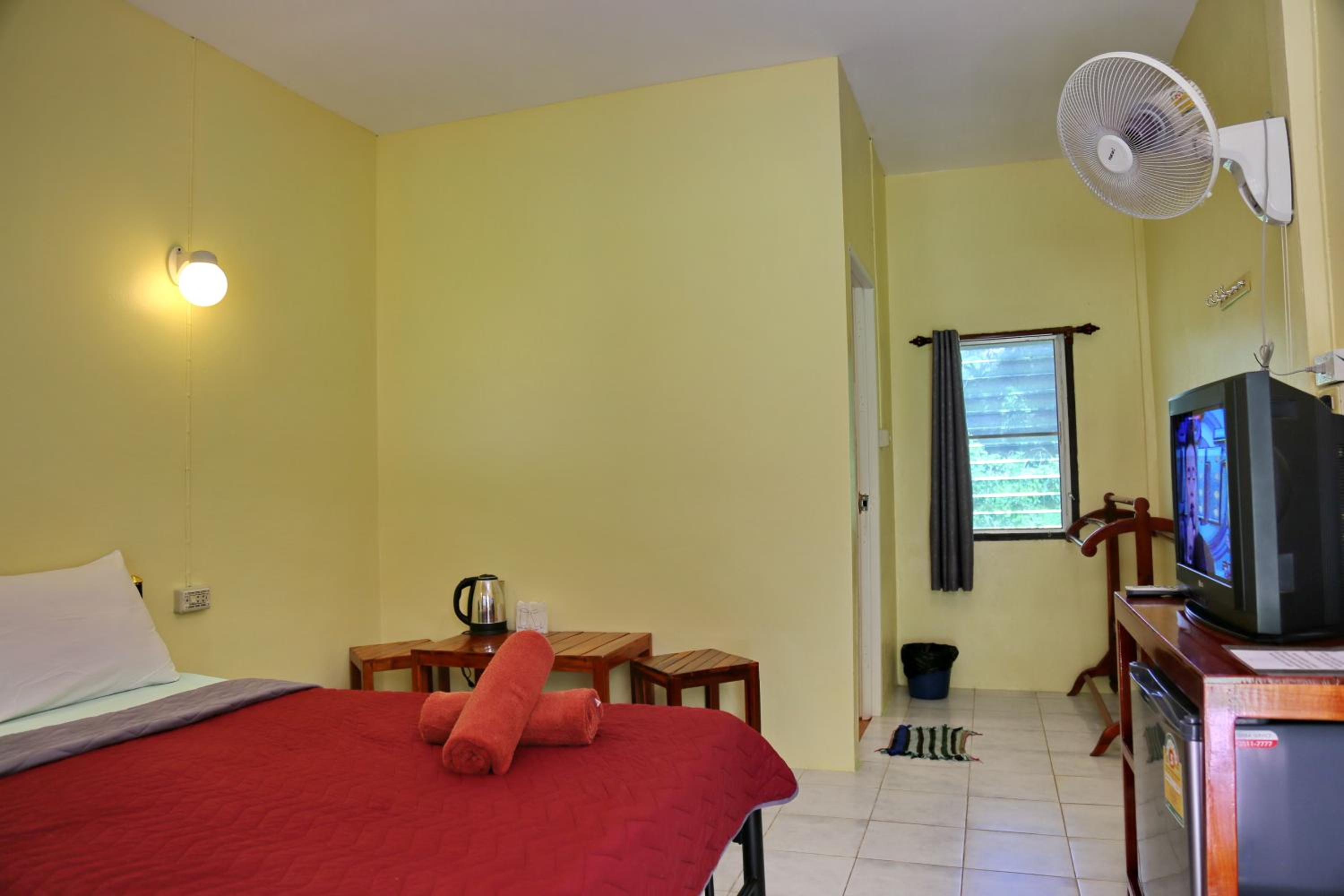 Deluxe Double Room with Fan - Photo 5
