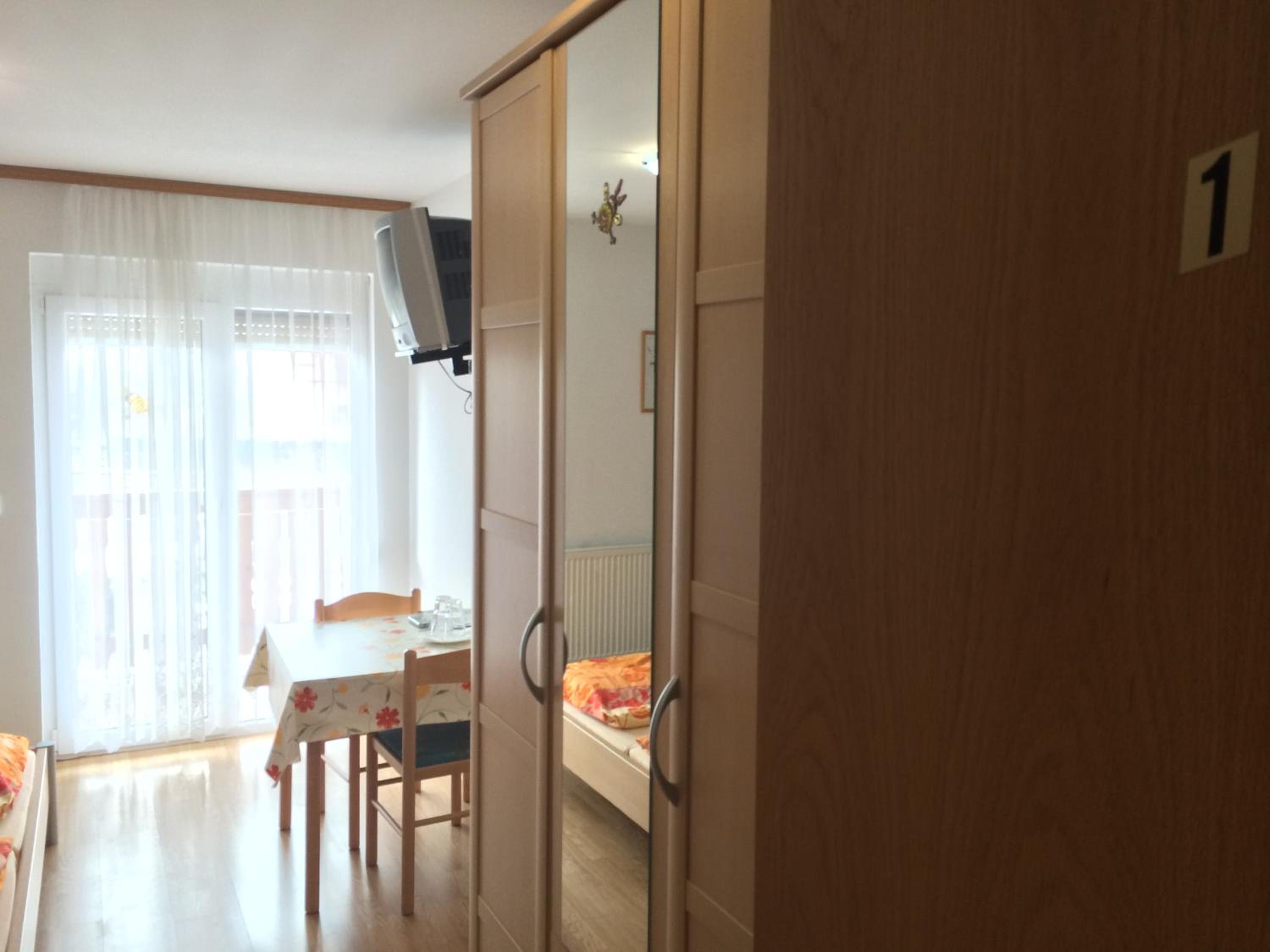 Double Room with Balcony - Photo 13