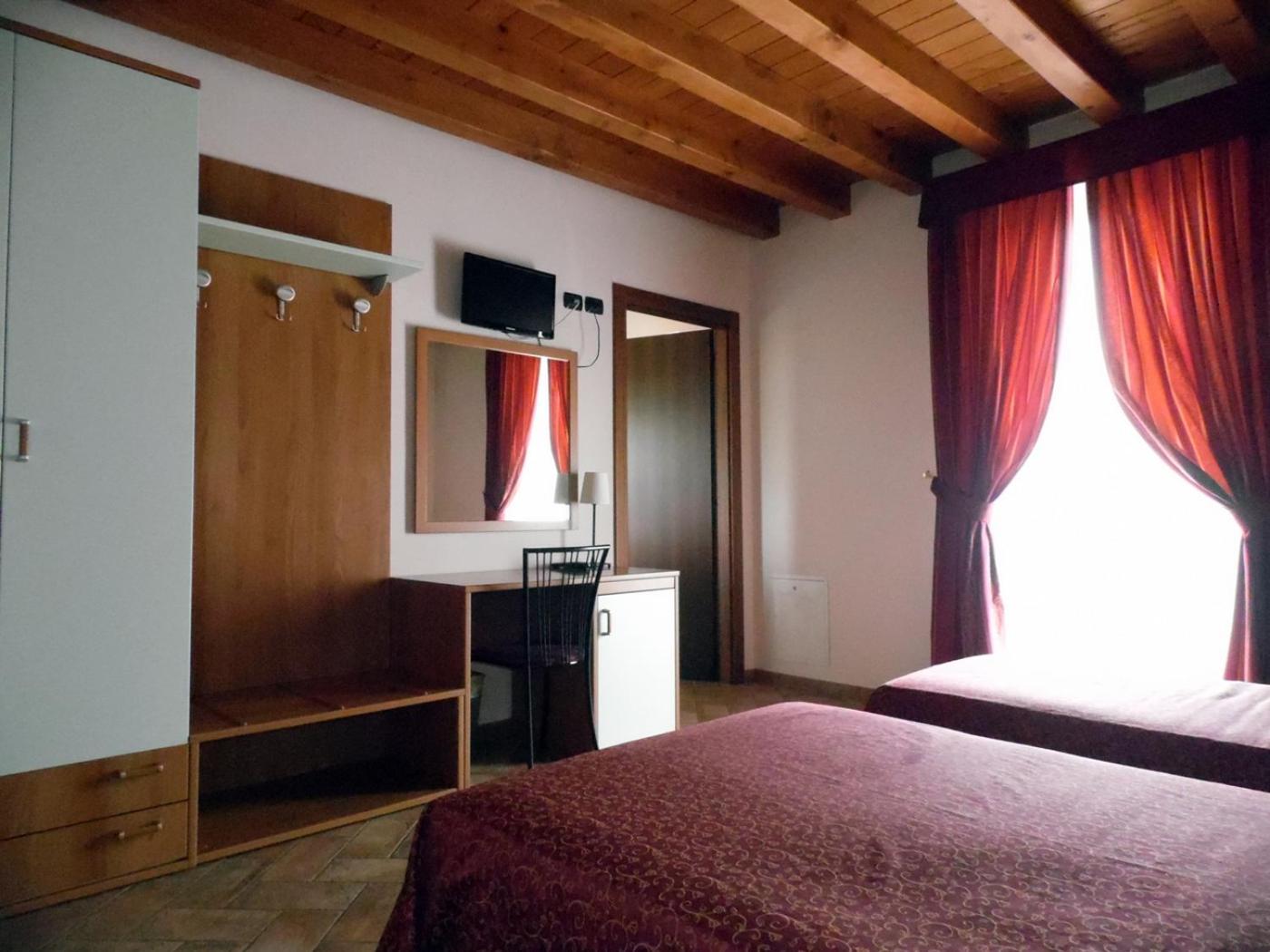 Double or Twin Room - Photo 7