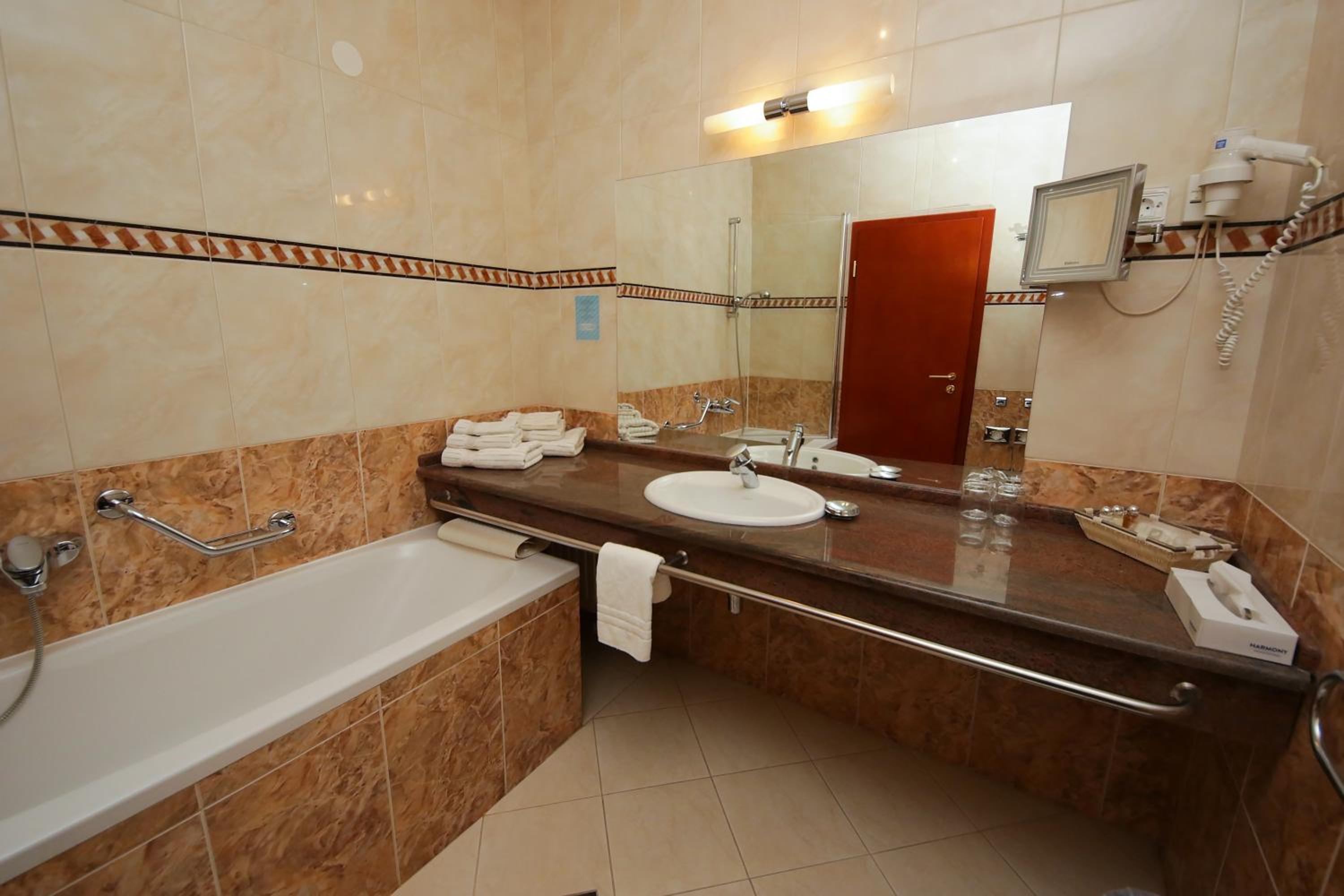Deluxe Suite with Sea View and Balcony photo 2