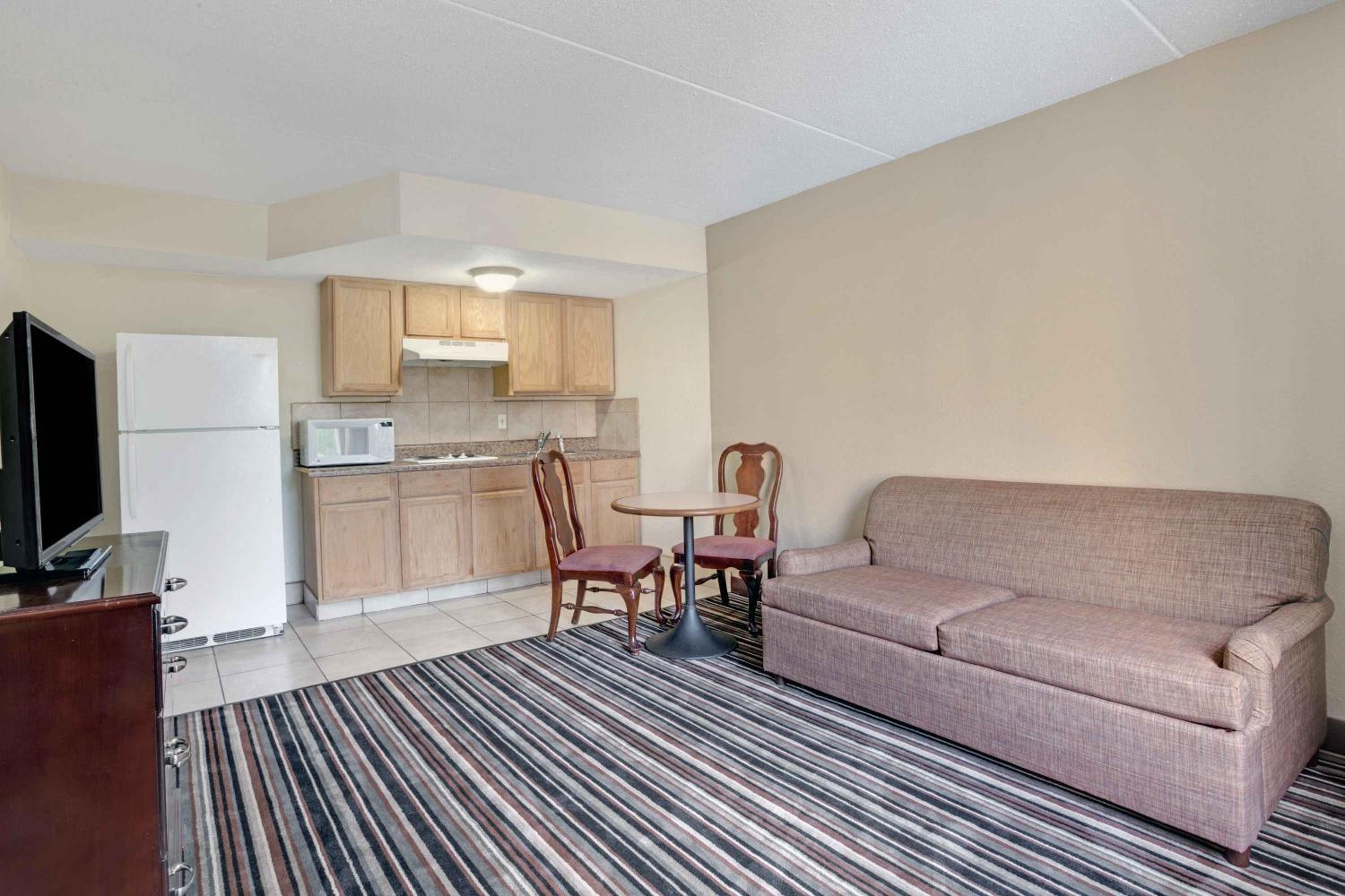 Double Room with Mobility Access and Bathtub with Grab Bars -  Non-Smoking - Photo 2