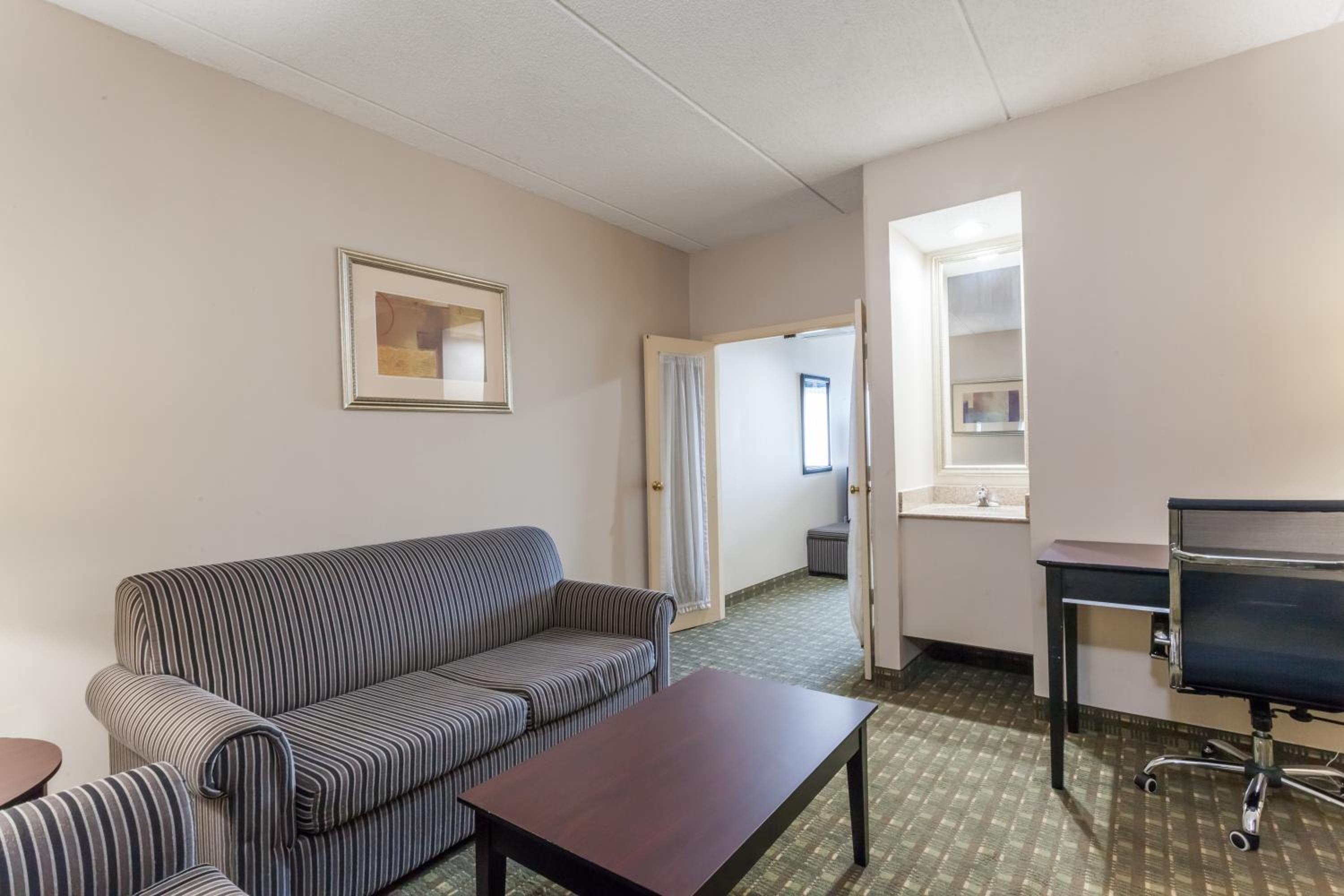 One-Bedroom King Room - Mobility Access/Non-Smoking photo 3