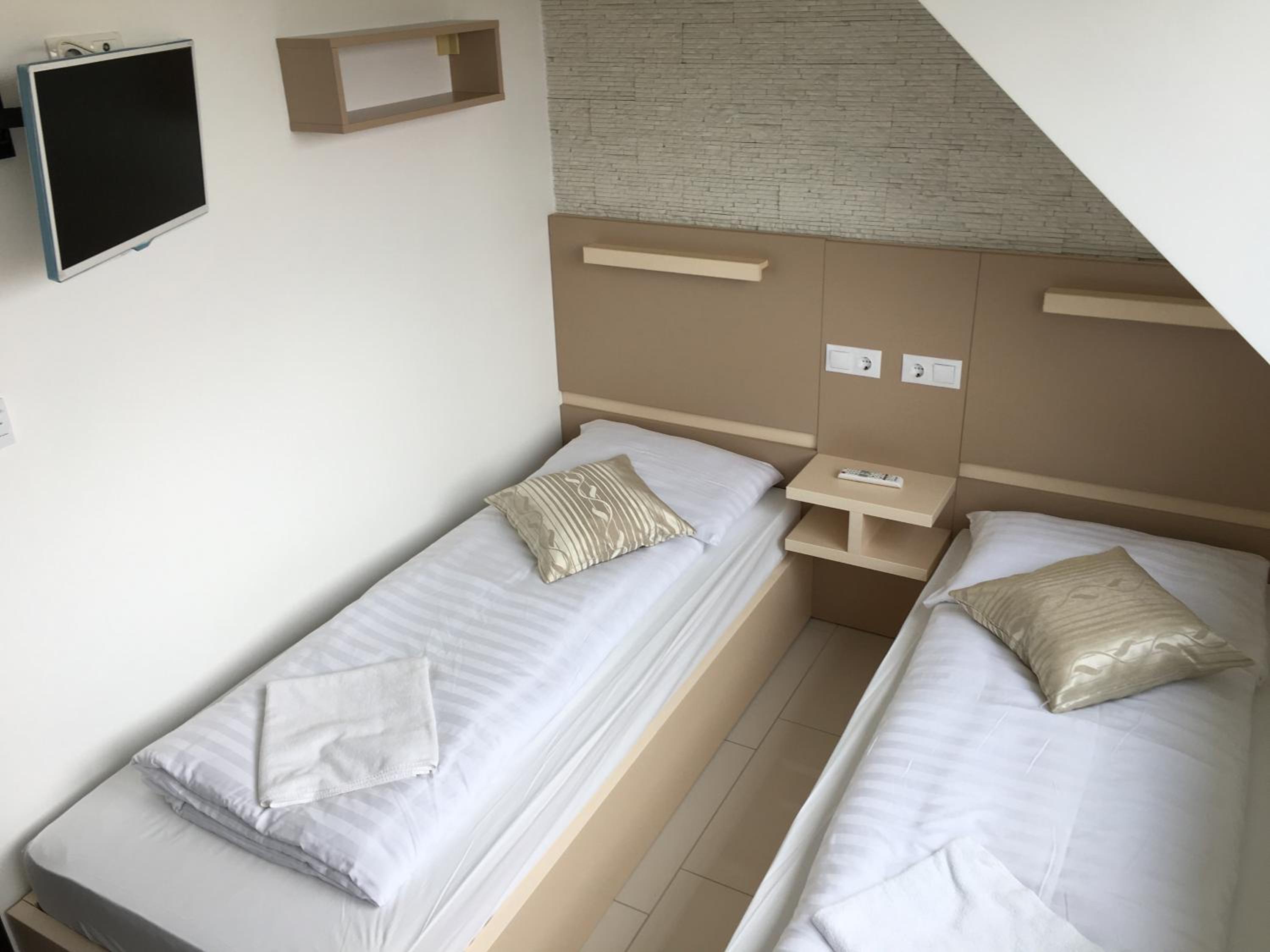Queen Suite with Spa Bath - Photo 8