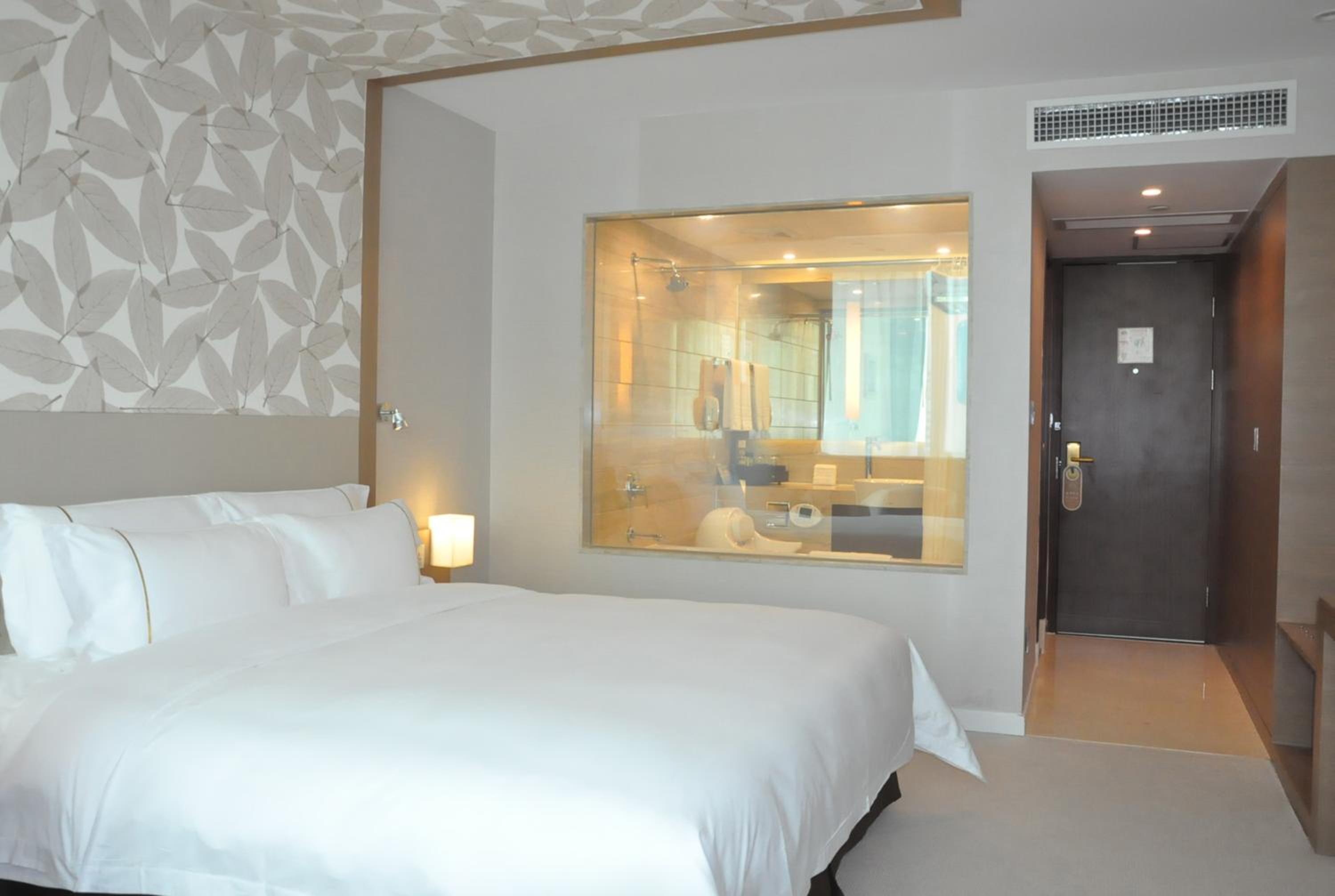 Executive Queen Room - Photo 6