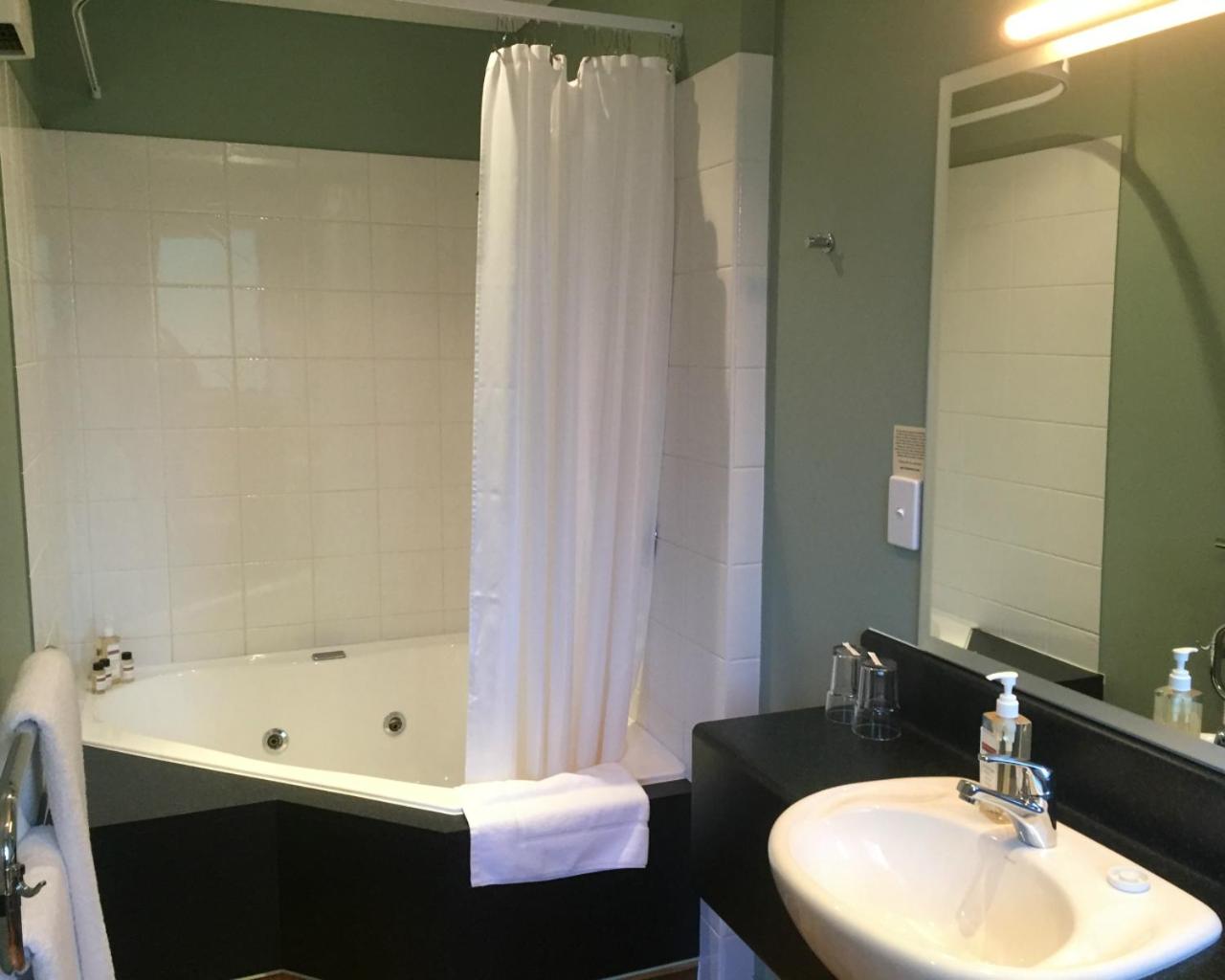 Deluxe King Room with Spa Bath photo 3