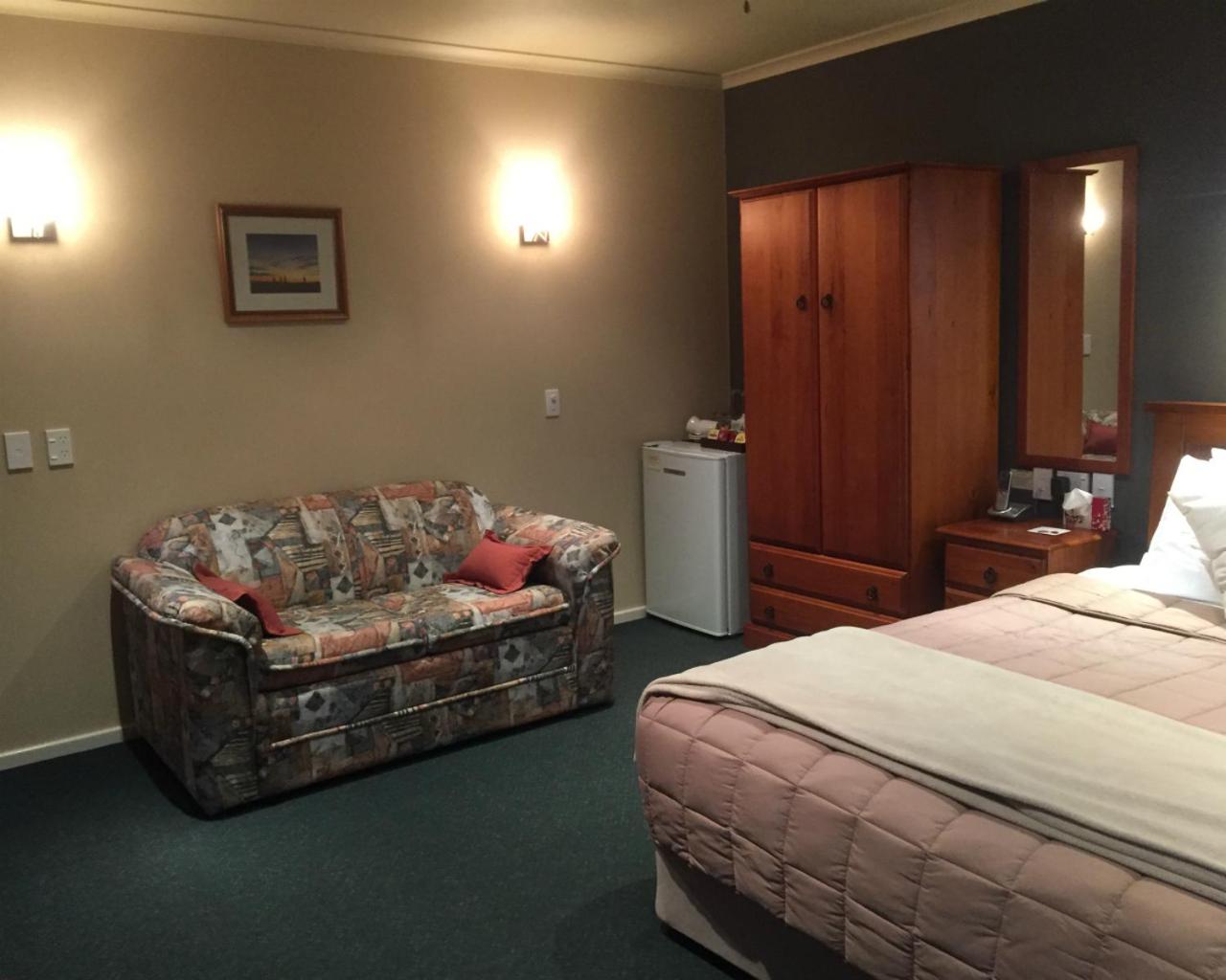 Deluxe King Room with Spa Bath photo 2