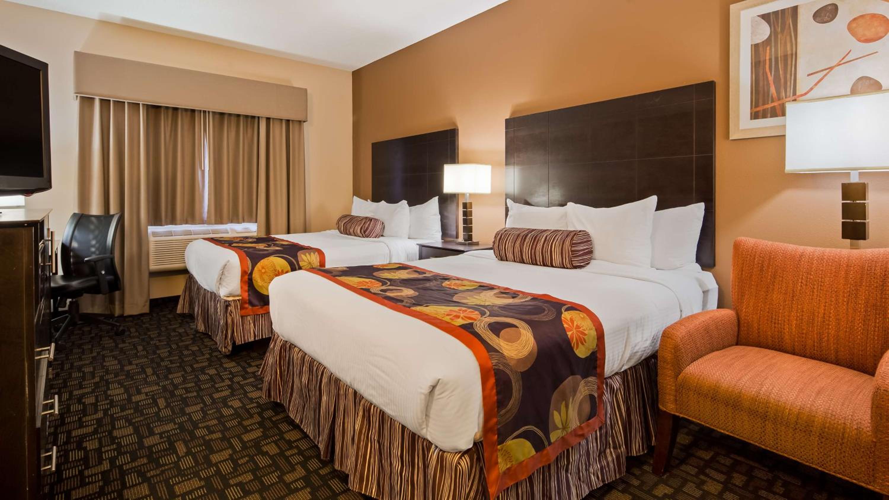 Queen Room with Two Queen Beds - Non-Smoking - Photo 8
