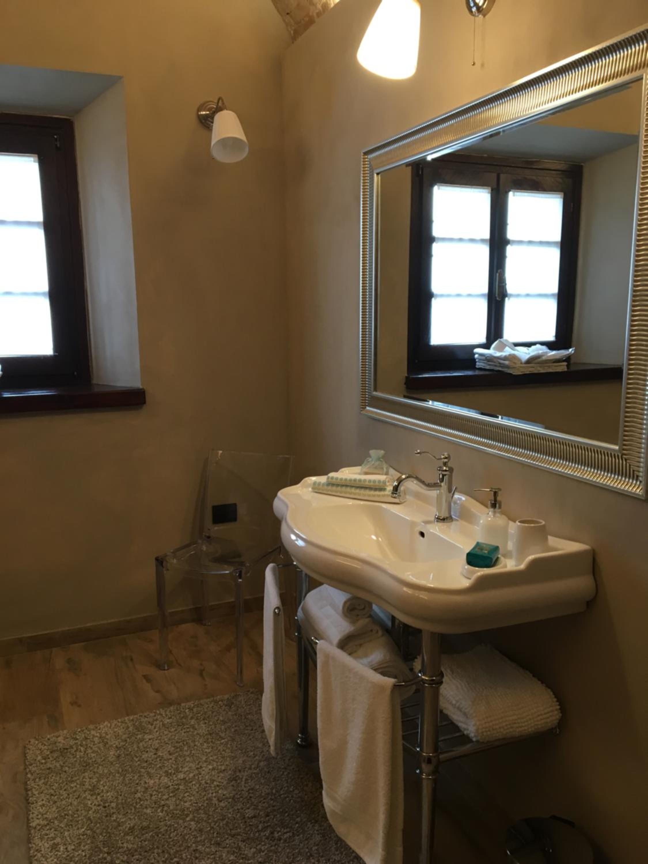 Deluxe Double Room with Shower - Photo 2