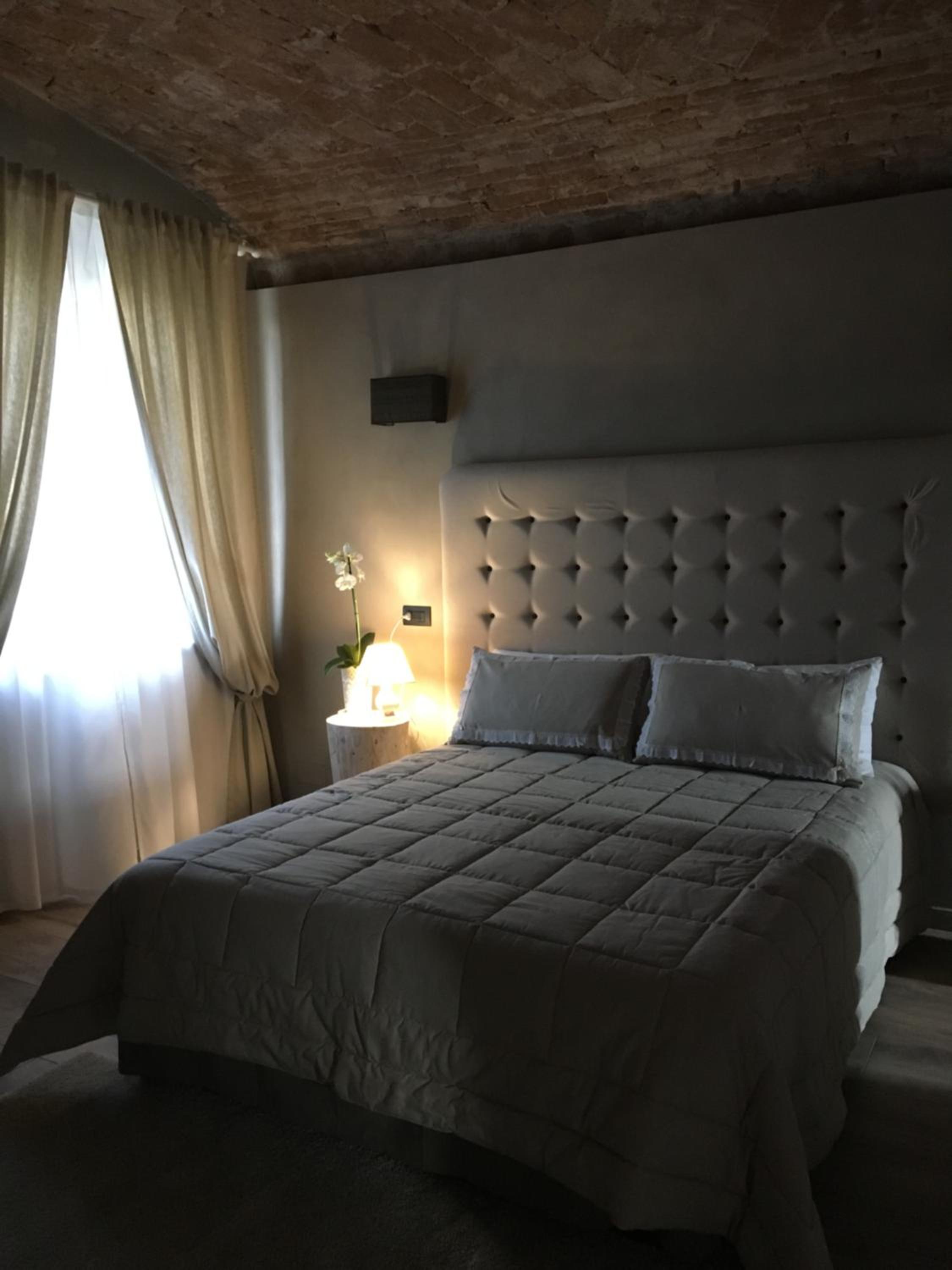 Deluxe Double Room with Shower - Photo 6