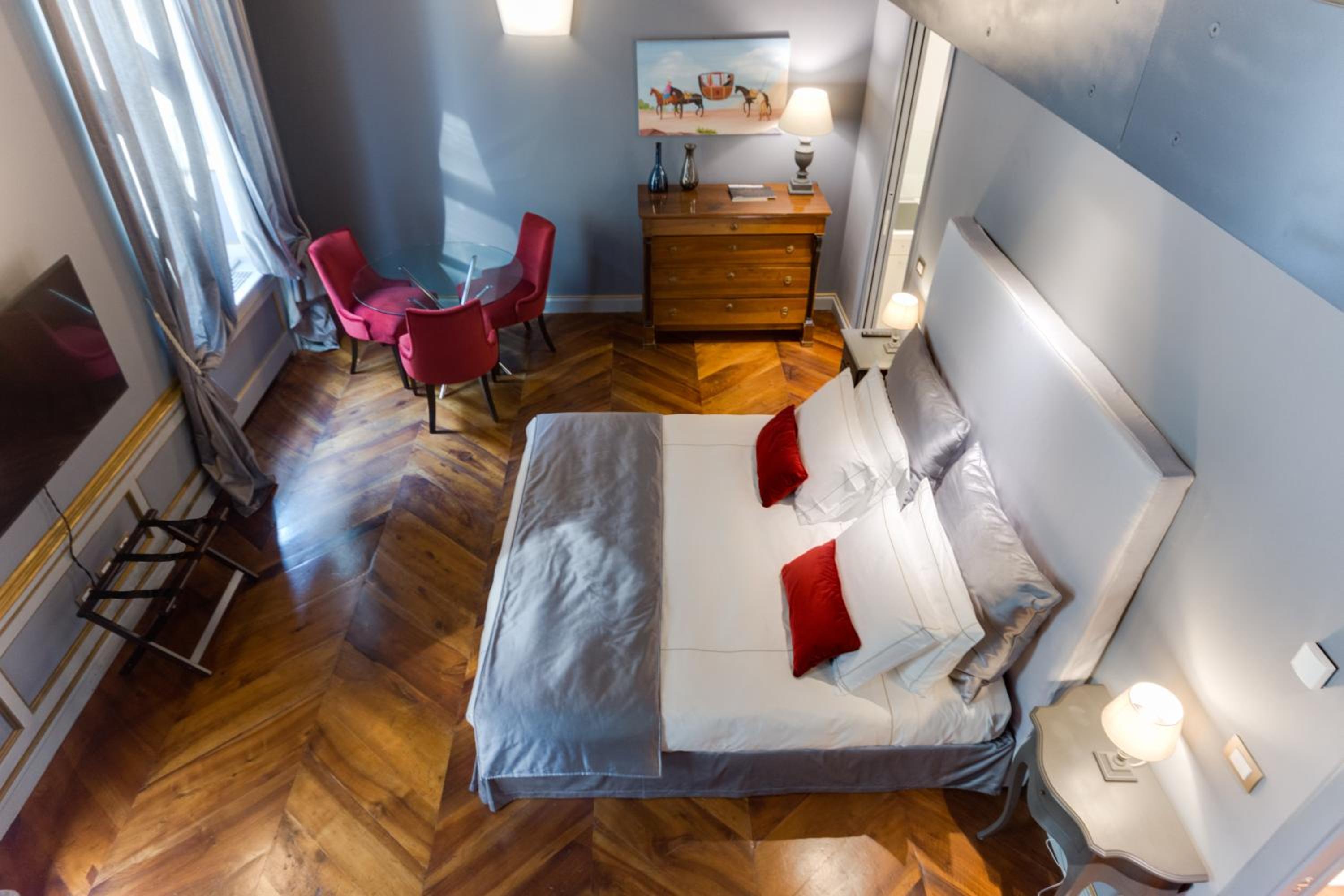 Deluxe Suite - Photo 2