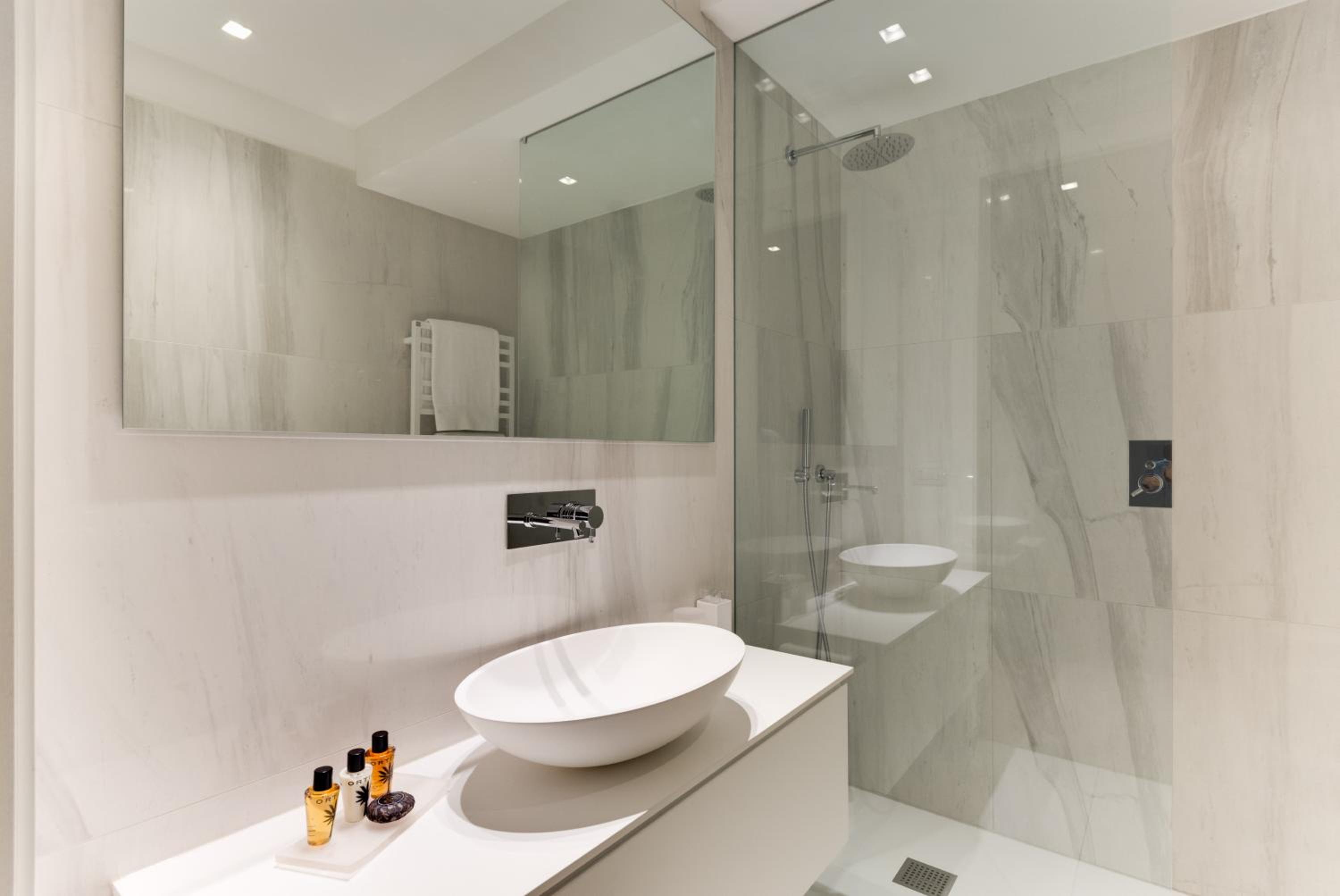 Deluxe Suite - Photo 9
